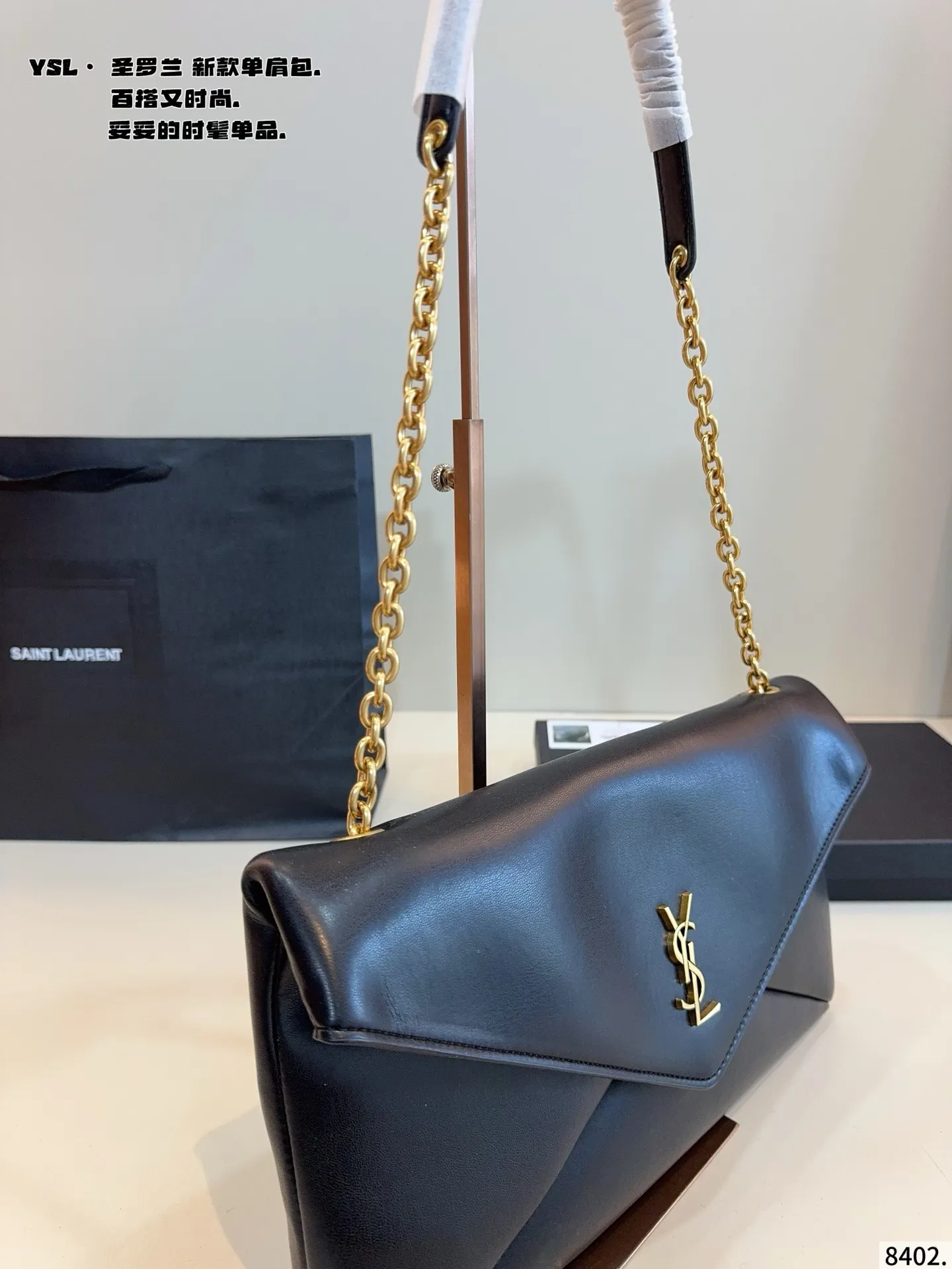 p155配礼盒🎁. YSL圣罗兰 25fw秋冬新款手拿包😍 优雅又大气 软软的小羊皮 手感一流[哇R] 容量更不用说 可以随便往里塞[赞R] 单肩 手拎都十分适配尺寸：34*3*20cm
