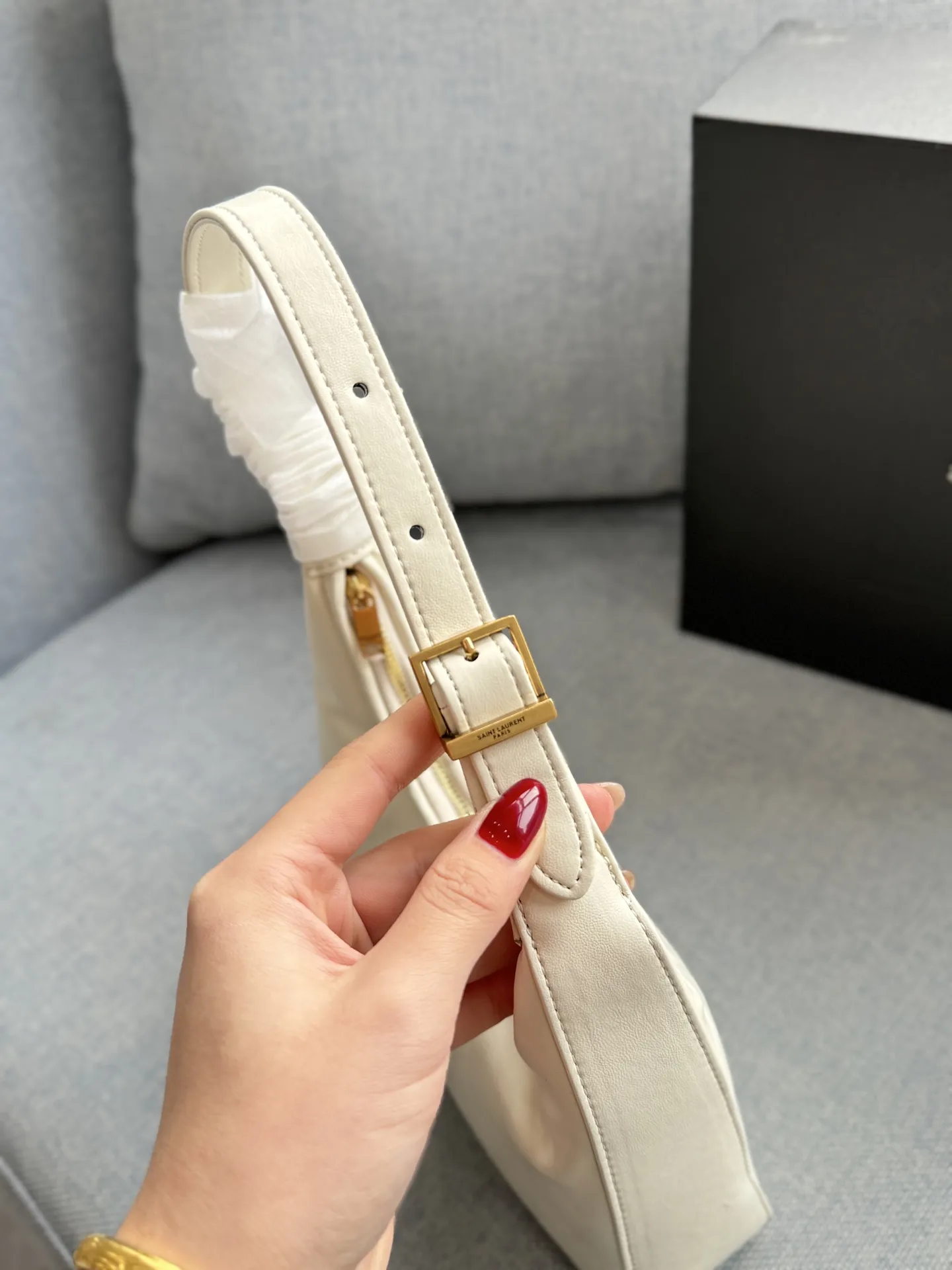 💰135 折叠盒 size:22×19 圣罗兰 YSL Calypso 腋下包 流浪包手提单肩包 触感柔软细腻,搭配金色YSL标志,低调又奢华。月牙形包型, 通勤休闲都很OK! 简约设计+实用性,轻松搭配各种穿搭,是时尚女孩必入的经典单品