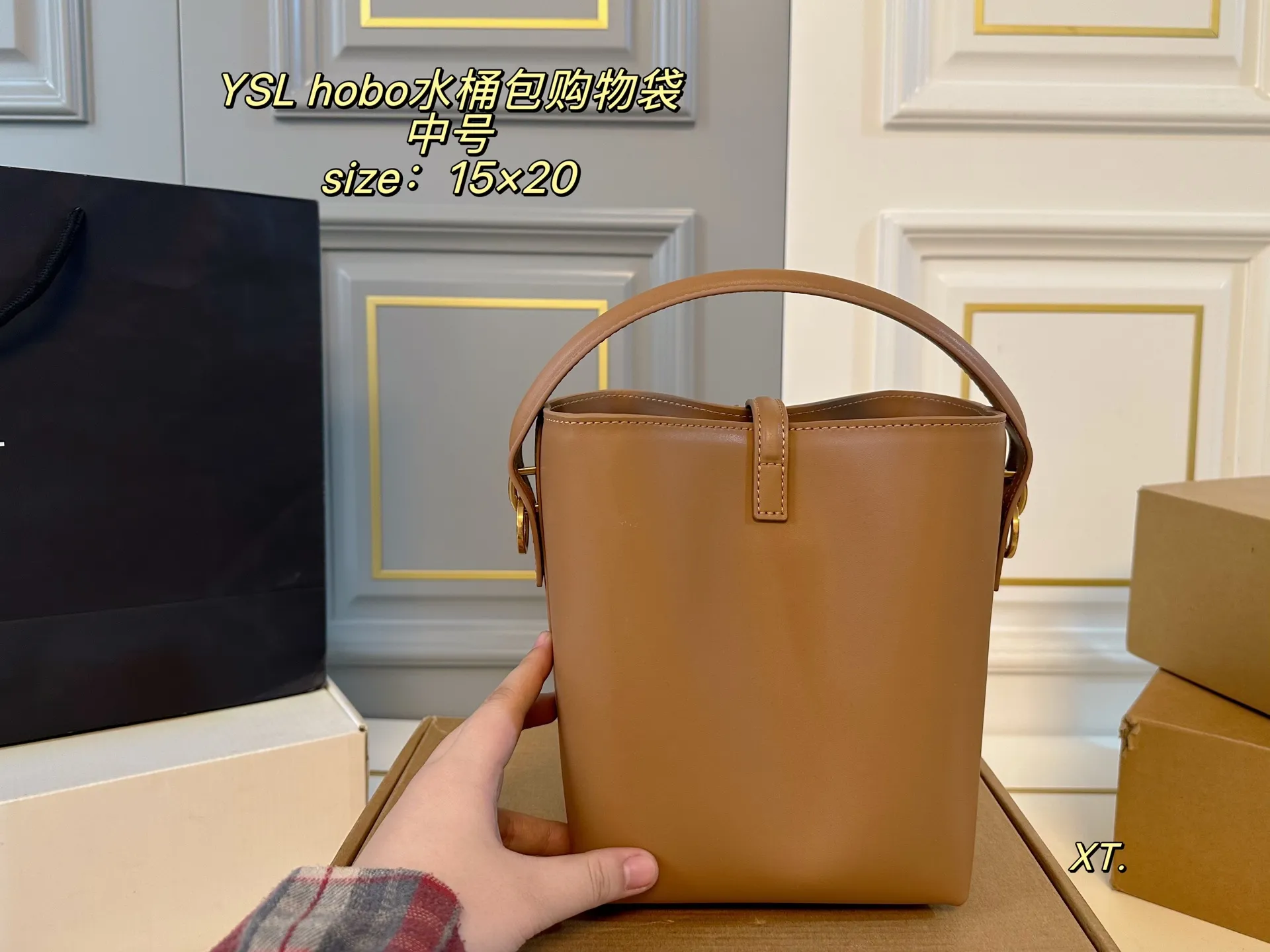 P205 中号（飞机盒） size：15&times;20中号 YSL 圣罗兰hobo水桶包购物袋💕 包身简约设计，手感质感超👍 超级显档次，容量超大～ 单肩手提都不是问题，包内配卡包➕镜子 洋气美妞/街拍人，时尚潮女必备❗️