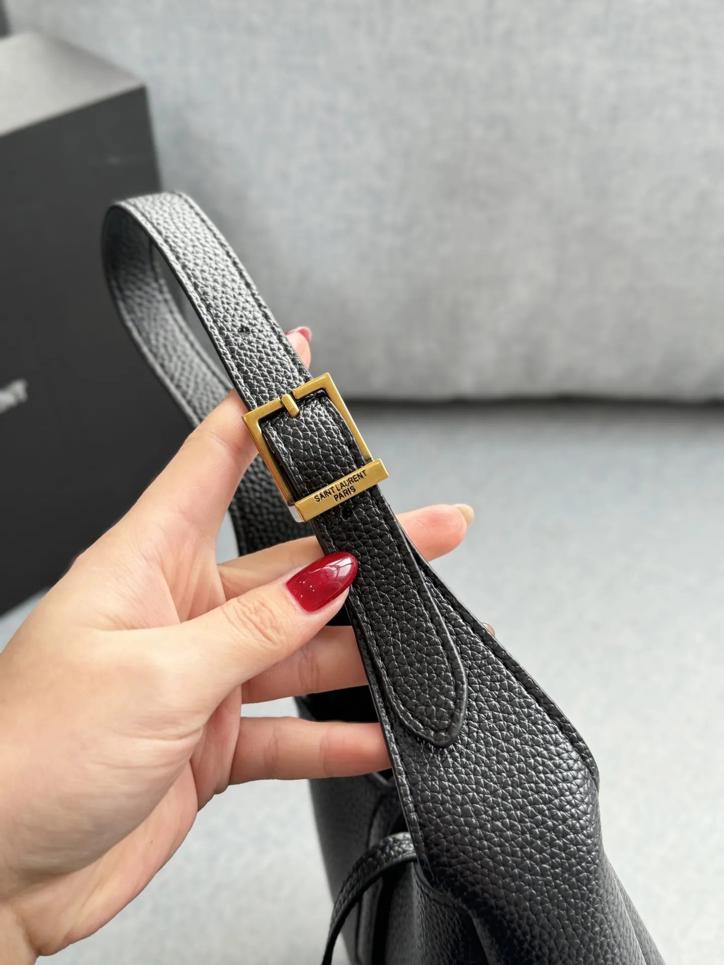 💰115 折叠盒 size：15.5&times;15.5 圣罗兰 LE5A7 水桶包 腋下包 手提包单肩包 一只颜值可爱貌美，但是容量巨客观！完全不是可爱小废包哦~ 戳中我的心巴了！ 真的太太太好用了[哇R]颜值就不用说了 一整个从logo到包型都长在我审美点上