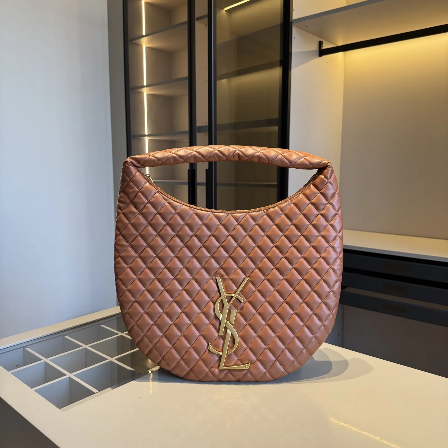 🅿️160✅新品推荐🔜 🔥YSL圣罗兰专柜新款Lcare hobo 腋下包👍这款包超!级!火!👍各大明星追捧的爆款~采用原版五金配件!经典logo!顶级做工!面料采用牛皮面料!超大容量!堪比专柜品质(size:44*34)