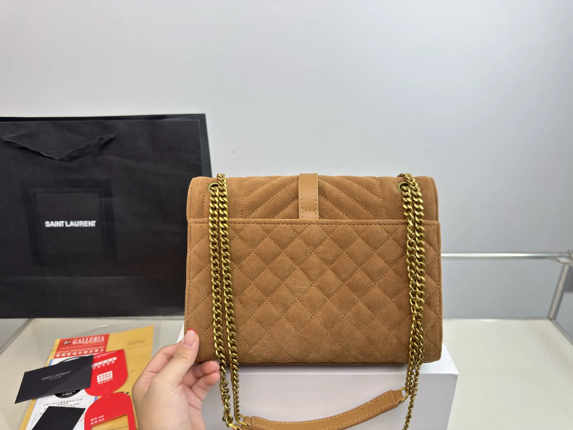 （飞机盒折叠盒⚠️）p165 圣罗兰YSL信封包 Lenvelope 信封包 经典包包推荐哦！ 特别适合秋天的一款哦亲！ ​size：24*17cm 立即抢购👉
