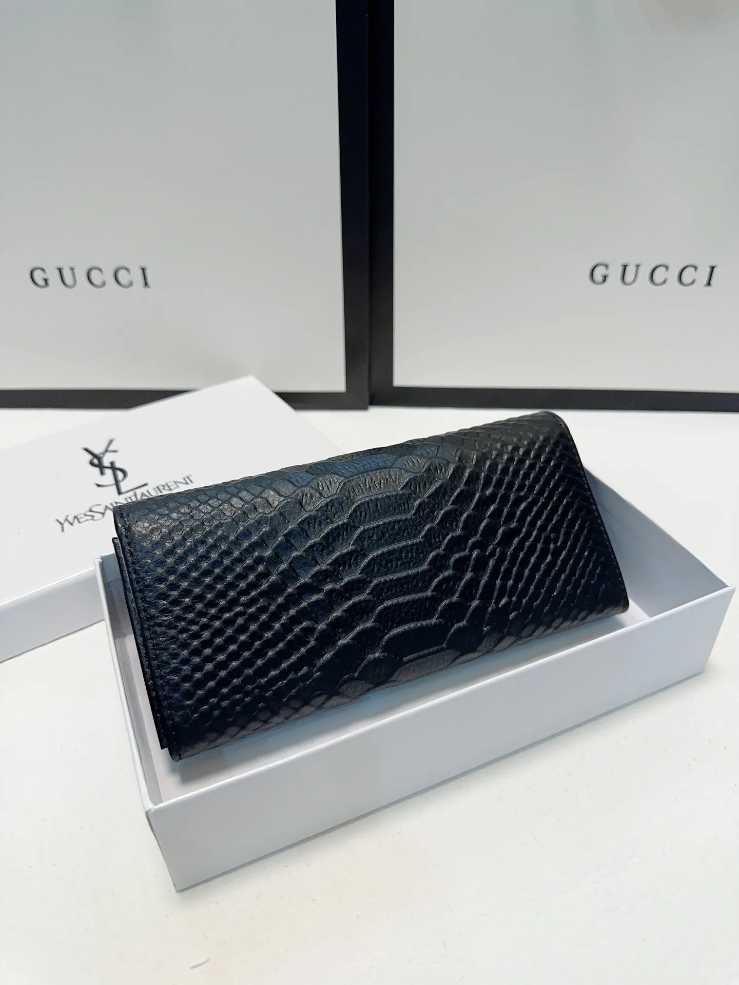 P95🎀🎀颜色 黑🎀尺寸 19x10🎀圣罗兰🆕款💕进口鳄鱼纹小牛皮质感一流👍独一无二风格,实用内阁超美超时尚美女必备单品🔥