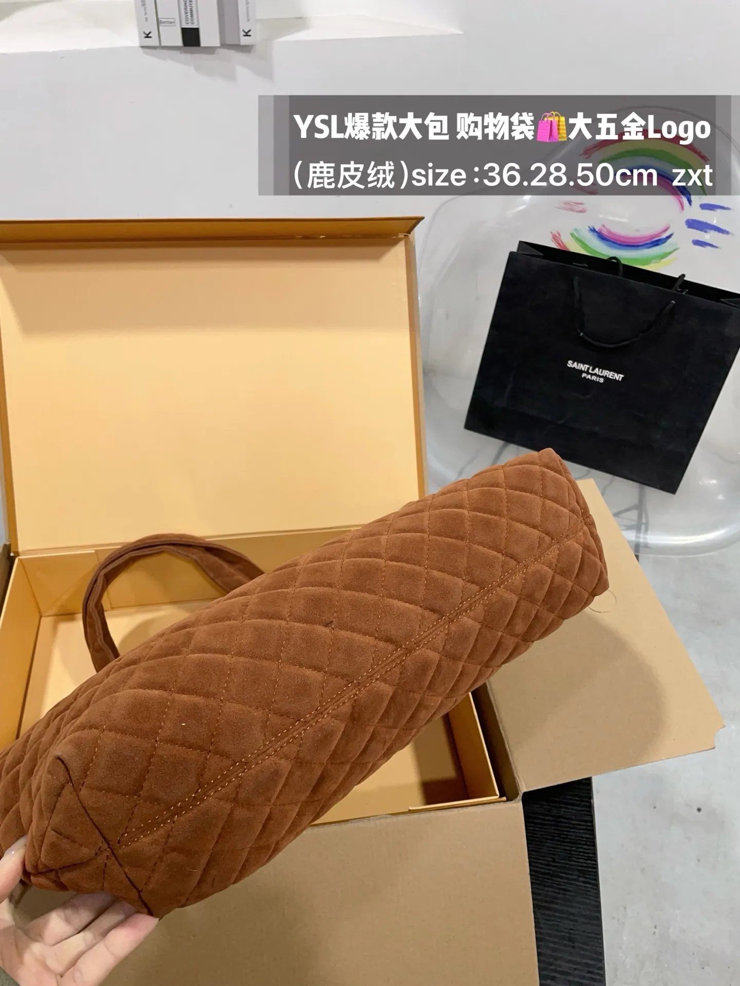 👑💰185无盒 size：底36.28.50cm YSL爆款大包 购物袋🛍️ 大五金Logo终于做到与原版大小一致💪 高级感满满👍圣罗兰 复古菱形格子与 巨大LOGO五金 璀璨而大气☄️ 最重要是一包当2包用、 中间链子往两侧一收 可以变换造型 配有小包一个 （五金全套对版带LOGO）