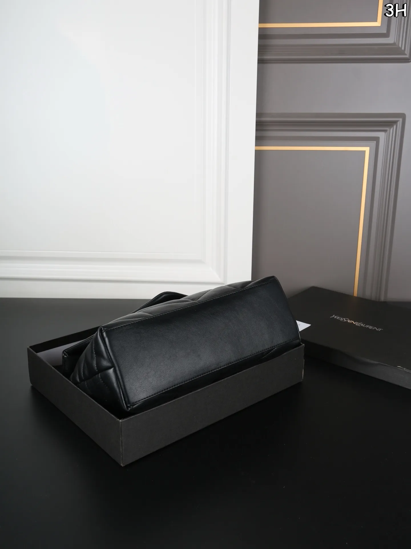 P120 天地盖 圣罗兰 YSL 云朵包 斜挎单肩包 可盐可甜, 是那种复古金色,很高级很洋气哇。 女性理想的日常出行良伴。从休闲时光到较正式场合,它总能为正装造到更添一抹个性态度。ysl云朵包的设计简洁大方,时尚又不失个性,无论是日常搭配还是出席派对,都能让你成为最闪耀的那一颗星! 尺寸:28×18