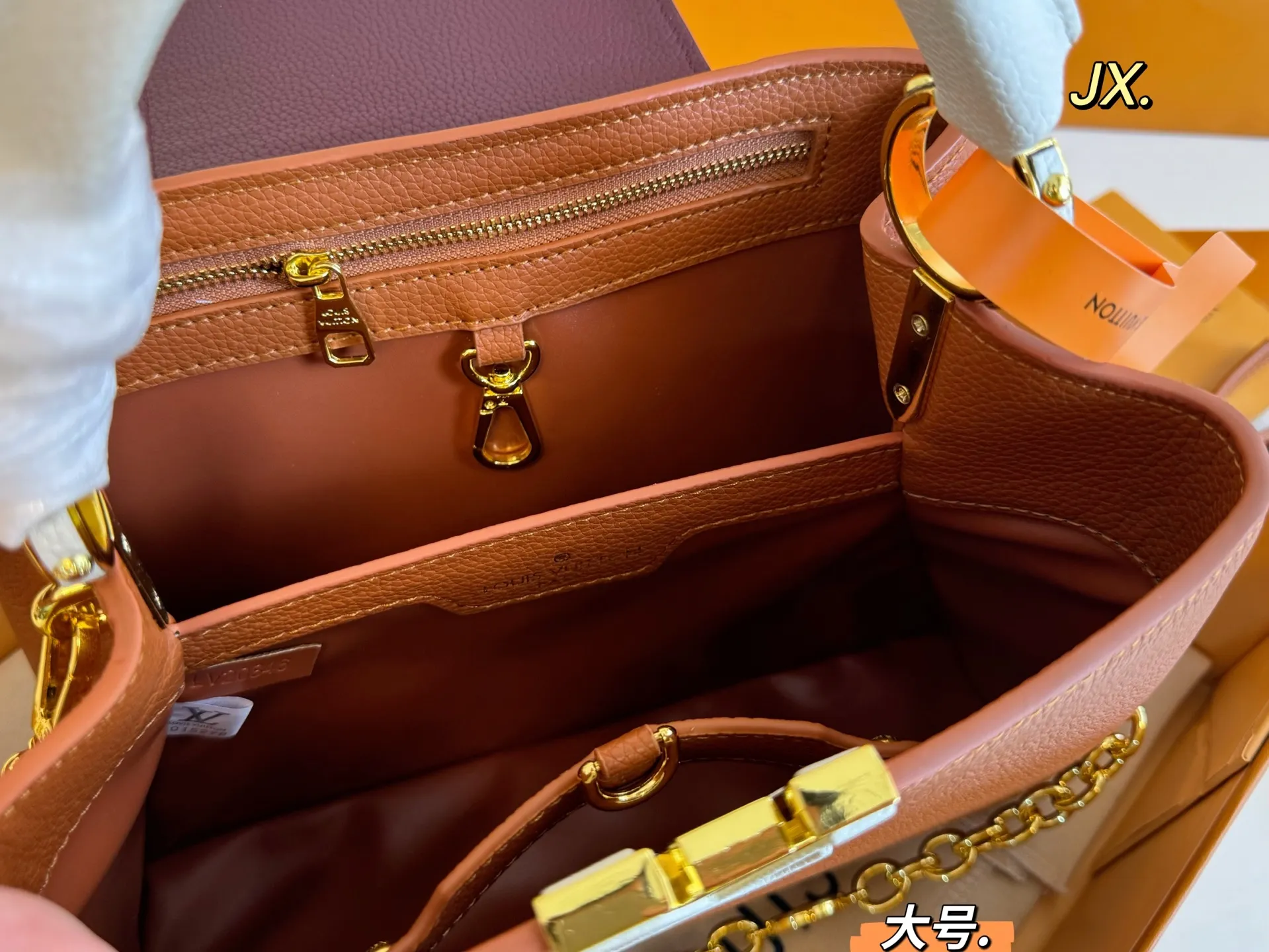 P180大号(折叠盒) size:27×18大号 LV路易威登Capucines卡普辛手提包💕 贵气十足的包包,真的超美! 色彩鲜亮不张扬,显得无比温柔 高级感满🈵️,时尚洋气❗️ 大小刚好,精致又不失优雅‼️