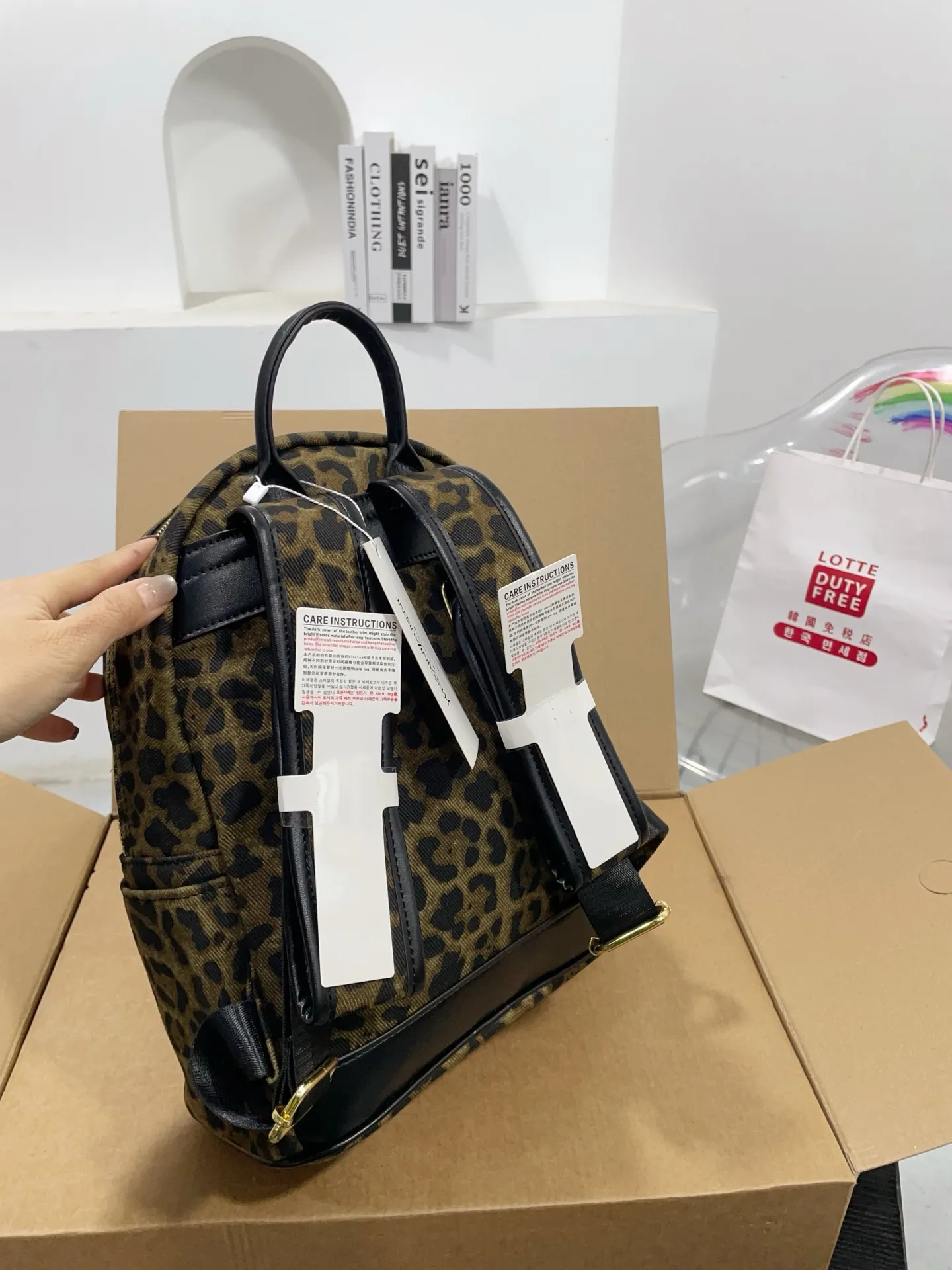 💰P150赠送挂件 圣罗兰双肩包 简单百搭 颜值高 日常出街首选 潮酷时尚女孩必入款 尺寸：26 31