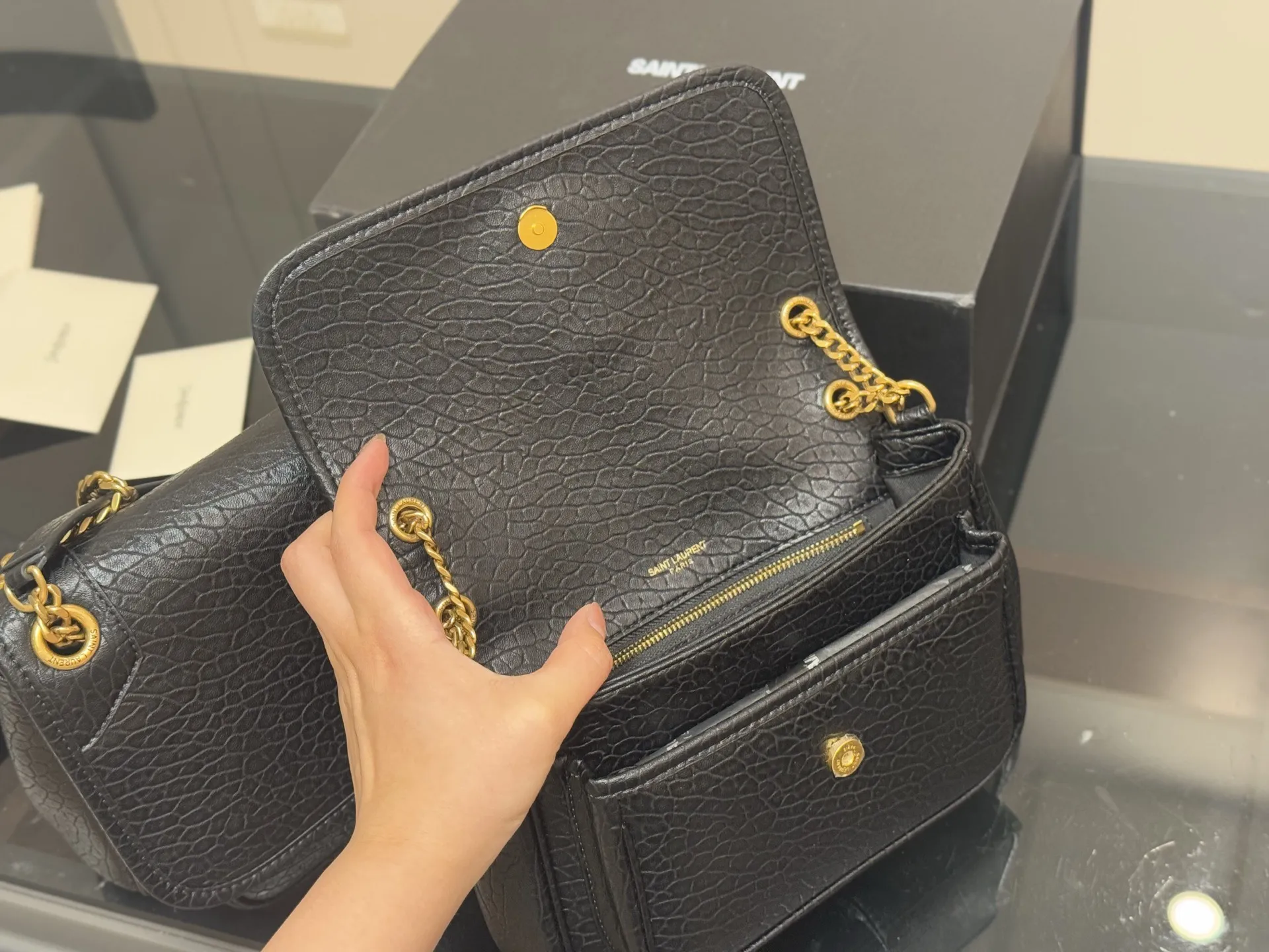 &yen;190 &yen;200 配盒 size：22*18cm（小） 28*22cm（大） 千呼万唤的 圣罗兰法棍niki终于到新尺寸啦 高订版 niki ysl niki 皮料软糯质感✔️ 强力推荐我们家的Niki