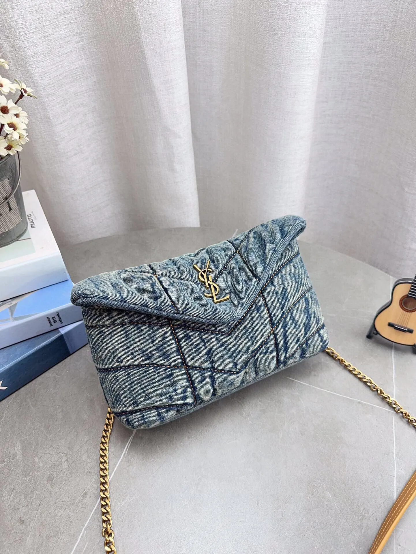 高品质YSL圣罗兰丹宁puffer 眼击中的ysIlouloupuffer云朵包 极具致敬意味的“Loulou”单肩包在本季开启全新演绎,设计师以牛仔效果面料融入填充夹克的创意,搭配鲜艳紫色,助你携-抹明媚迎接盎然春光。 为经典包袋注入新意,品牌用酒椰叶纤维拼接包面,简洁流畅的廓形洋溢优雅魅力,适宜搭配裤装或礼服,于细节处传递轻松愉悦的夏日写意。小号尺寸:22*16cm 无盒 p180