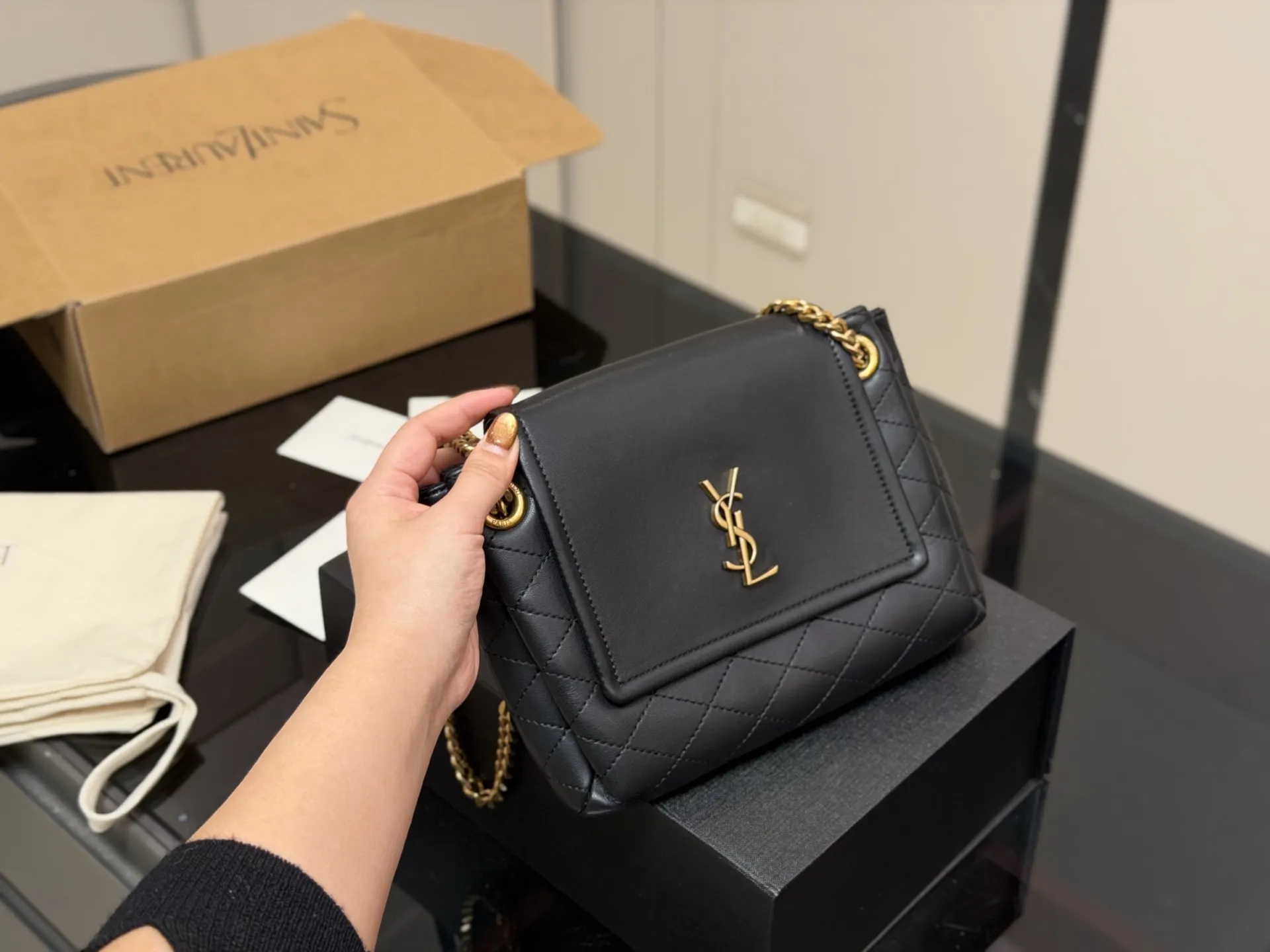 ¥170 ¥180 配折叠盒飞机盒 size:16.13cm 21.16cm 牛皮品质出 ✅ 圣罗兰mini NOLITA手袋 精致、可爱还很能装~ 背他真的是温柔小仙女本仙了 搜索🔍杨树林洛丽塔