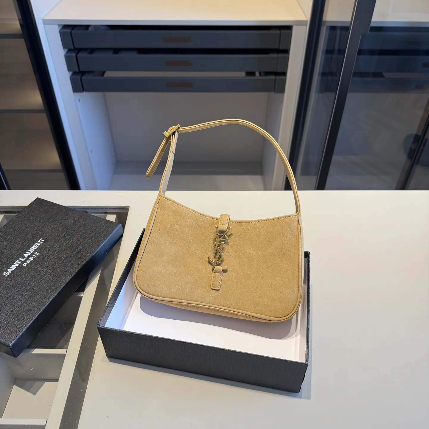 🅿️135✅新品推荐🔜 升级版🔥YSL圣罗兰专柜爆款hobo腋下包!麂皮系列!明星同款!到哪都是回头率👍专柜同款哦!品质堪比正品!进口皮料外出轻便实用!原版顶级五金!🎁原版礼盒包装(size:24*15*6)