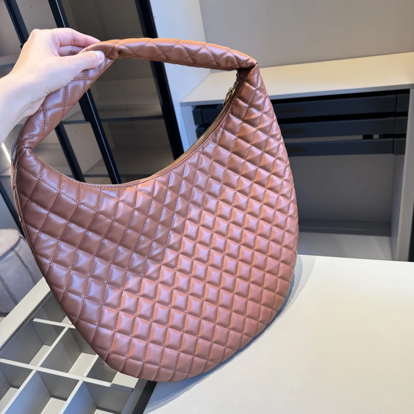 🅿️160✅新品推荐🔜 🔥YSL圣罗兰专柜新款Lcare hobo 腋下包👍这款包超!级!火!👍各大明星追捧的爆款~采用原版五金配件!经典logo!顶级做工!面料采用牛皮面料!超大容量!堪比专柜品质(size:44*34)