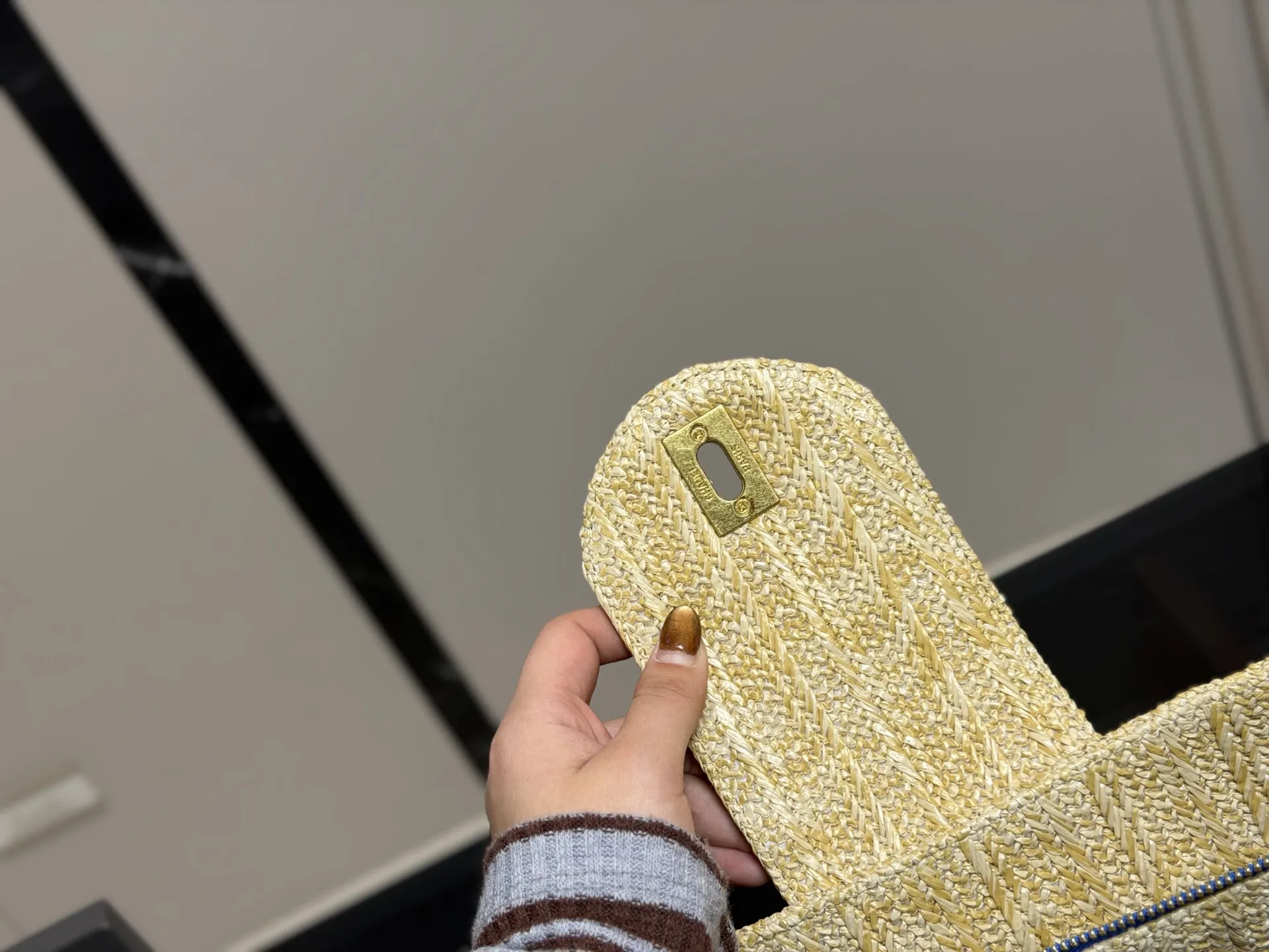 ¥180 香奈儿CHANEL 链条托特包 复古优雅 香奈儿CHANEL 链条托特包 复古优雅 满满的高级感 大小适中 容量感人 休闲正装皆可轻松驾驭 尺寸:36.26cm