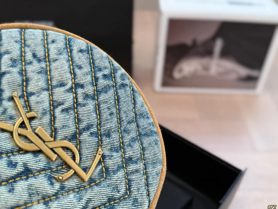 &yen;140飞机盒 Ysl 圣罗兰 圆饼包牛仔包 满满的设计感 非常知性优雅 超级高级的时尚单品 实物绝对惊艳到你 尺寸17 17