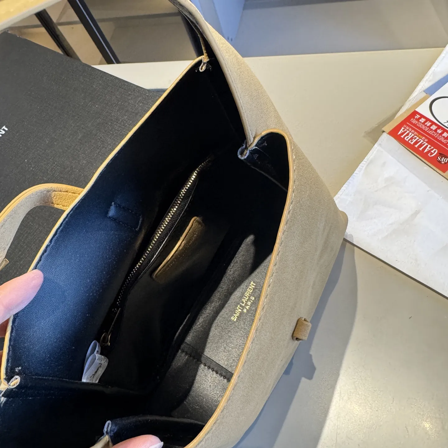 🅿️140✅新品推荐🔜 🔥YSL圣罗兰专柜新款麂皮系列HOBO腋下包👍这款包超！级！火！👍各大明星追捧的爆款～采用原版五金配件！经典logo！顶级做工！面料采用原版皮料！大容量！原版礼盒包装🎁（size：21*22*9）