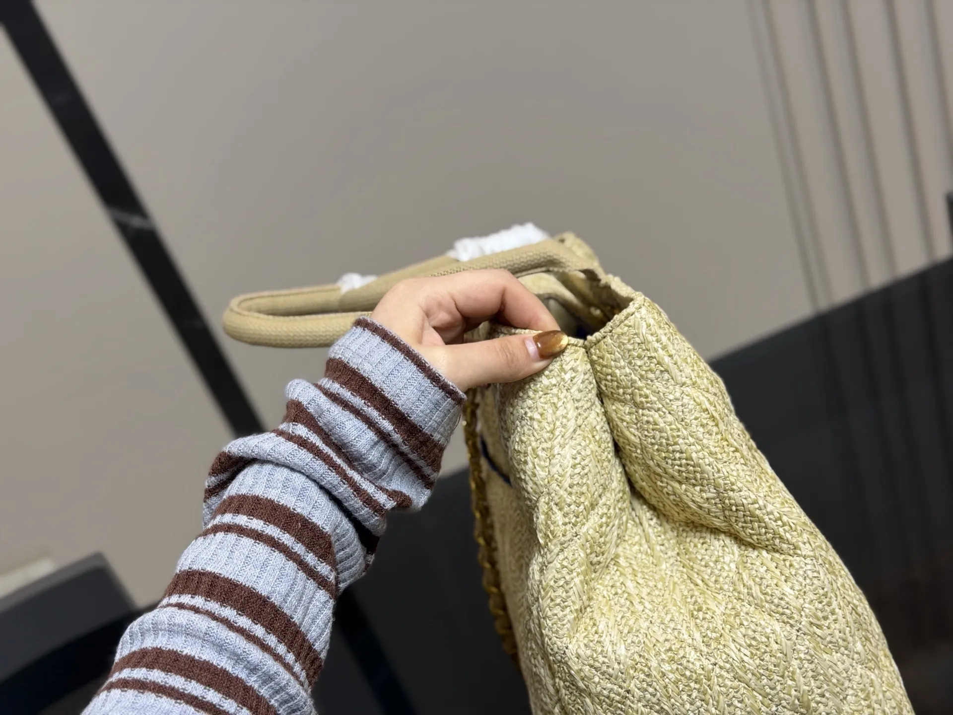 ¥170 香奈儿CHANEL 链条托特包 复古优雅 香奈儿CHANEL 链条托特包 复古优雅 满满的高级感 大小适中 容量感人 休闲正装皆可轻松驾驭 尺寸:40.27cm