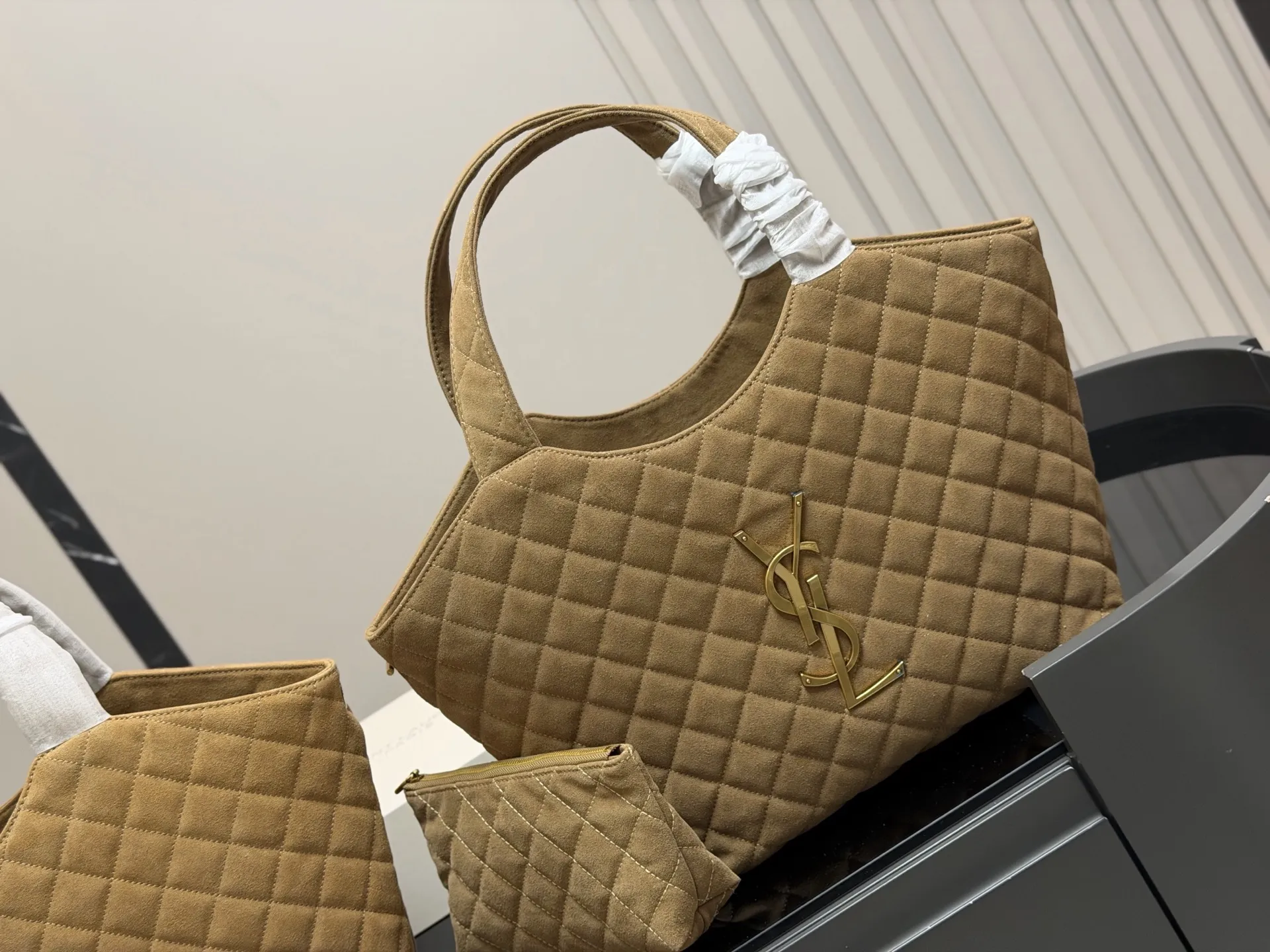 ¥260 折叠盒飞机盒 size:30*28cm 圣罗兰新款购物袋太可了吧 YSLGabv绗缝纹路购物袋 大tote感觉太温柔了吧! ⚠️原版大标