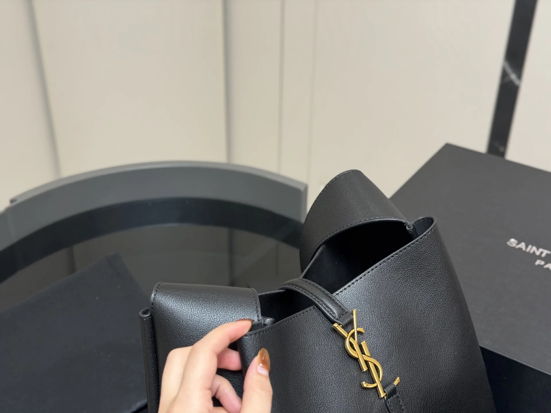 &yen;190 &yen;170 配包装 圣罗兰 hobo腋下水桶包 YSL 没有繁杂的设计 简简单单的将 YSLlogo字眼变成包扣 皮质柔软一点都不土气 而且超级能装！ 包内做了分层设计，东西不会被装的乱糟糟 无论是休闲复古还是甜美飒姐都能hold住！！职场通勤、日常旅游，一年四季都超可！拍照也超有氛围感的尺寸:28.29cm 22.21cm