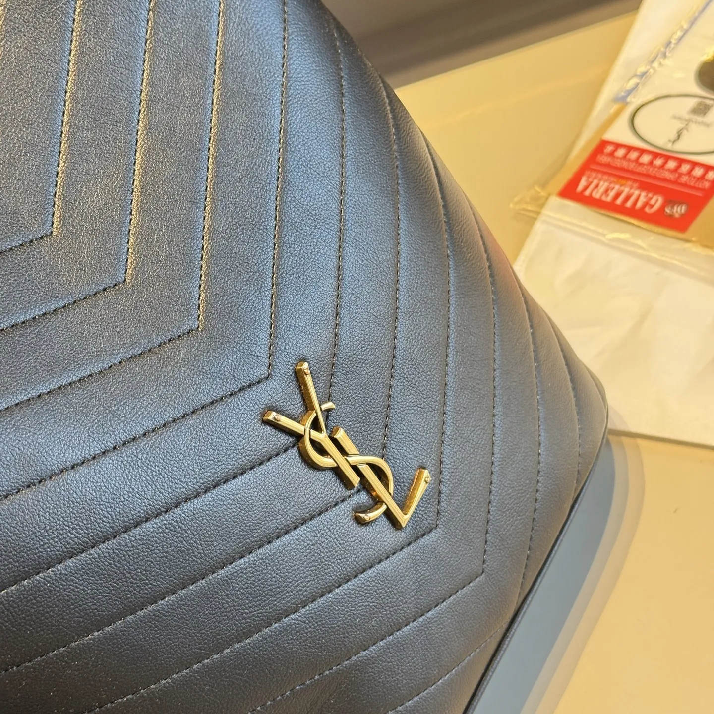 🅿️135✅新品推荐🔜 高端货🔥YSL圣罗兰新款NIKI水桶包👍配内胆小包‼️明星同款！大容量～非常实用[呲牙]走到哪都是回头率👍超级有范儿！采用原版皮料！五金都是原版材质哦！质感特别好👍品质堪比正品！上身效果超棒！原版礼盒包装🎁（size：24*30*10 上口31 小包21*12）