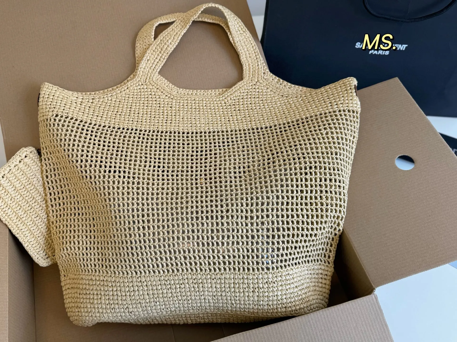 P200（配盒） size：38&times;41 YSL圣罗兰草编子母托特包💕 超大空间 配零钱包✔️ 大logo搭配草编工艺～ 别有一番风味 ，巨轻盈 慵懒随性，自在随心❗️❗️