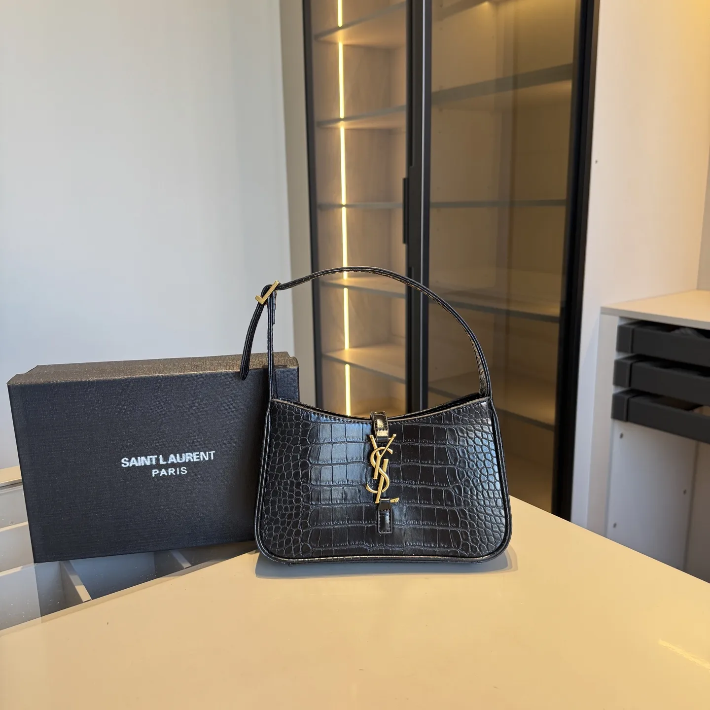 🅿️135✅新品推荐🔜 升级版🔥YSL圣罗兰专柜爆款hobo腋下包!鱼纹系列🐊明星同款!到哪都是回头率👍专柜同款哦!品质堪比正品!进口牛皮面料🐂外出轻便实用!原版顶级五金!🎁原版礼盒包装(size:24*15*6)