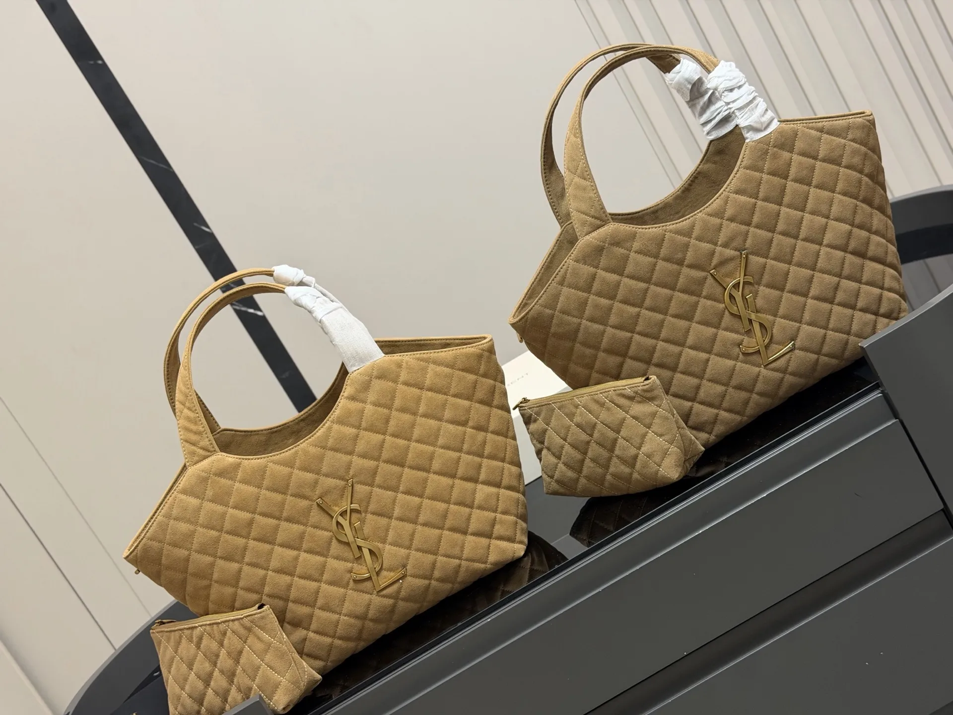 &yen;260 折叠盒飞机盒 size：30*28cm 圣罗兰新款购物袋太可了吧 YSLGabv绗缝纹路购物袋 大tote感觉太温柔了吧! ⚠️原版大标