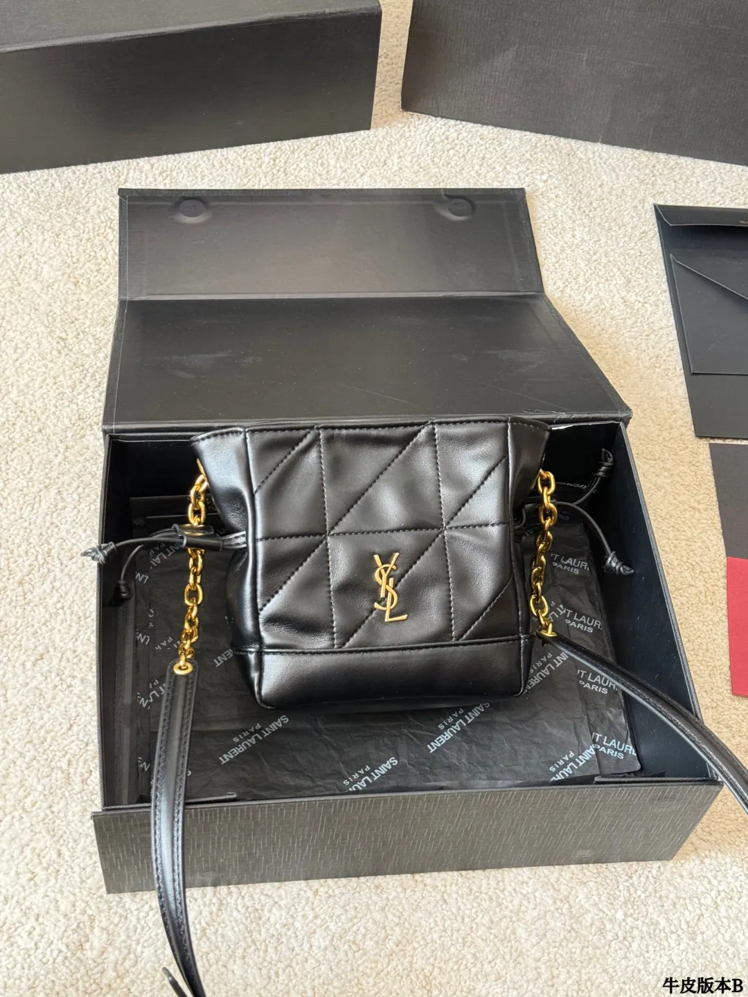 牛皮版本 p145 YSL 圣罗兰｜Jamie 4.3 Pochon 这个款式热度很高，黑金配色高级，包型时尚，容量足够，万物可装，坚版包型上身修长身形，自带慵懒感！ 包包采用柔软纳帕皮革，皮面光滑亮泽细腻，质感轻盈，超高工艺的对格绗缝。链条可收紧，营造出抽绳包 版的廓形，整体高雅精巧！ 里面还有一只可拆卸手拿包，功能性超高又很好看的包 款，N多种背法：手提或手拿，腋下背，斜背都 尺寸 15cm