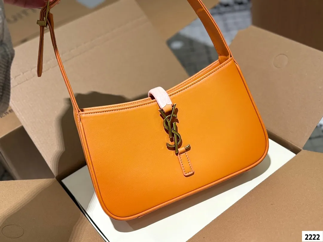 P125 YSL圣罗兰hobo腋下包， 今天的这只方方正正的腋下包又是满满的惊喜呀摸_上去皮质丝滑触感让人一不小心就上瘾除了好质感设计也十分特别以70年代复古手提包为灵感，融入「Rive Gauche左岸精神」，干净的包身以金属扣饰点缀包包极简的外形加上经典品牌logo，完美的搭配，非常的时尚百搭！尺寸：25 14