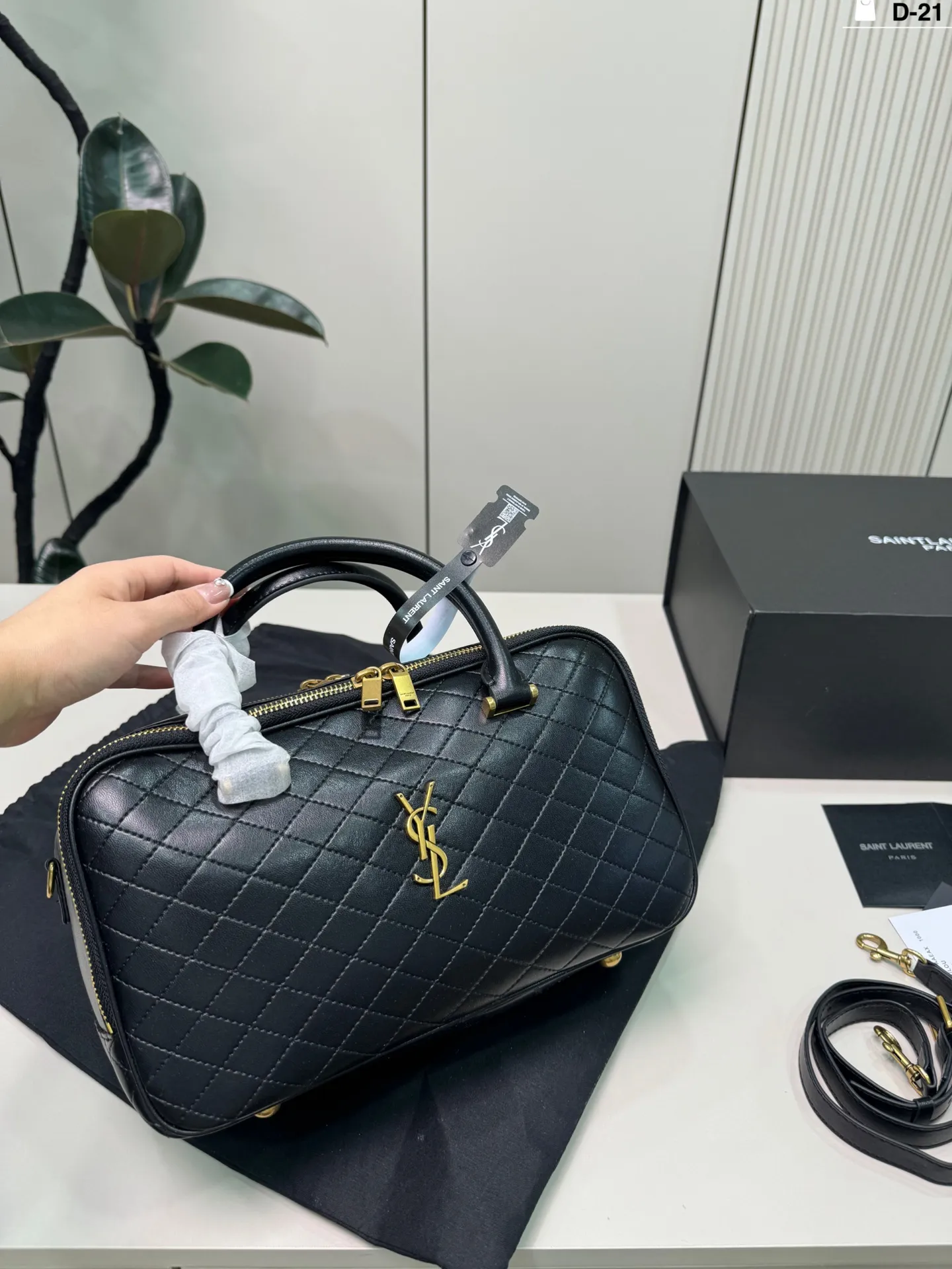 💰p195 D-21尺寸30&times;17折叠盒 YSL Lyia保龄球包 通勤 or轻旅行都能轻松驾驭~白色百搭，春夏穿搭必备，实用又时髦，出街回头率up!