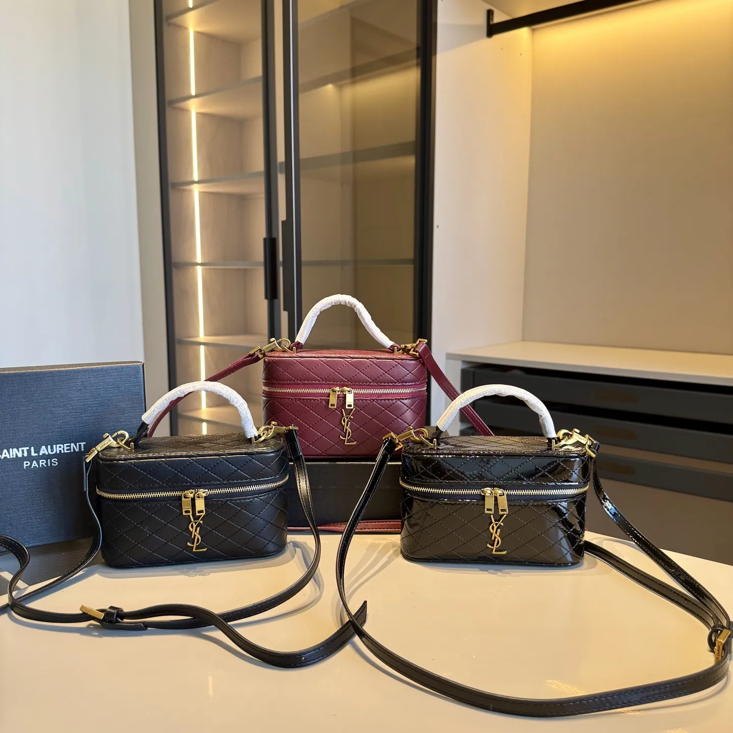 🅿️140✅新品推荐🔜 高端货🔥YSL圣罗兰新款化妆箱～box小盒子包👍明星同款！可手提可肩背～非常实用[呲牙]走到哪都是回头率👍超级有范儿！采用原版牛皮🐂五金都是原版材质哦！质感特别好👍品质堪比正品！上身效果超棒！原版礼盒包装🎁（size：18*11*6）