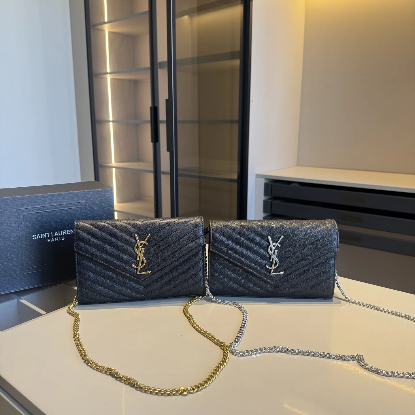 🅿️140✅新品推荐🔜 升级版~高端货🔥YSL圣罗兰专柜经典WOC信封包✉️链条包!超!级!火!👍可肩背!各大明星追捧的爆款~采用原版顶级五金配件!经典logo!顶级做工!面料采用进口鱼子酱牛皮面料!堪比专柜品质🎁原版折叠礼盒包装(size:22*14*3)