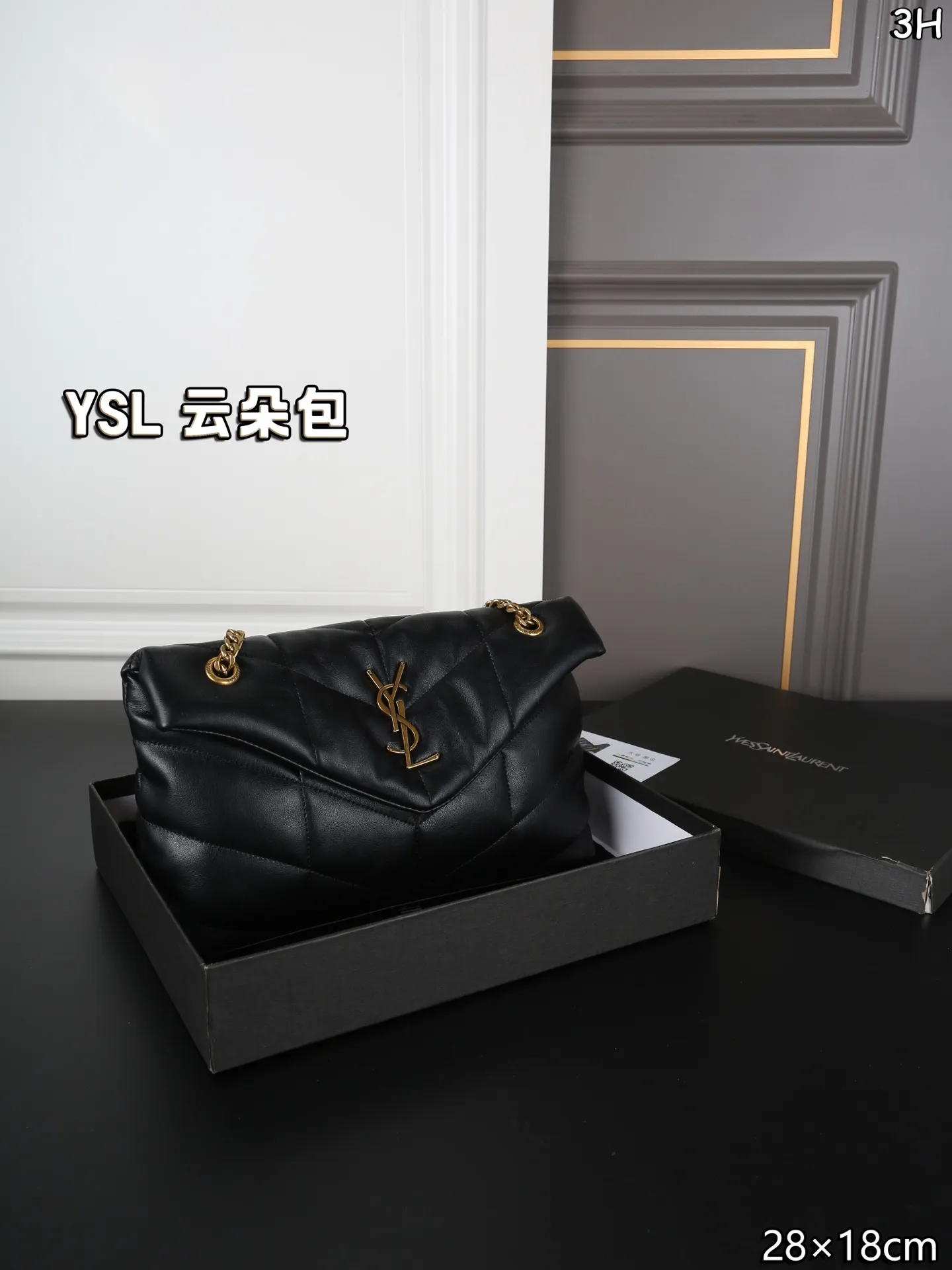 P120 天地盖 圣罗兰 YSL 云朵包 斜挎单肩包 可盐可甜, 是那种复古金色,很高级很洋气哇。 女性理想的日常出行良伴。从休闲时光到较正式场合,它总能为正装造到更添一抹个性态度。ysl云朵包的设计简洁大方,时尚又不失个性,无论是日常搭配还是出席派对,都能让你成为最闪耀的那一颗星! 尺寸:28×18