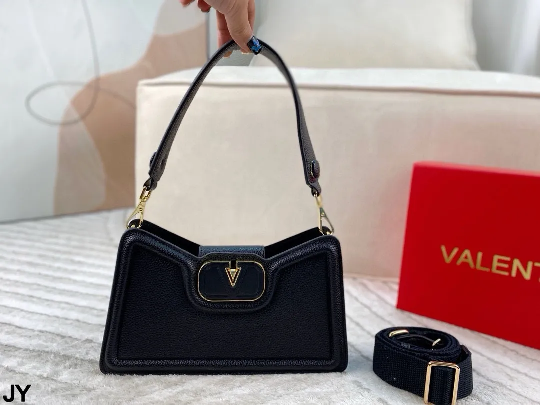 p150 折叠盒🎁 造型风格独特的斜挎包~华伦天奴 Valentino百搭经典精致的一只 真的超级无敌巨可爱 仙气满满 小姐姐日常必入款！尺寸：26*15