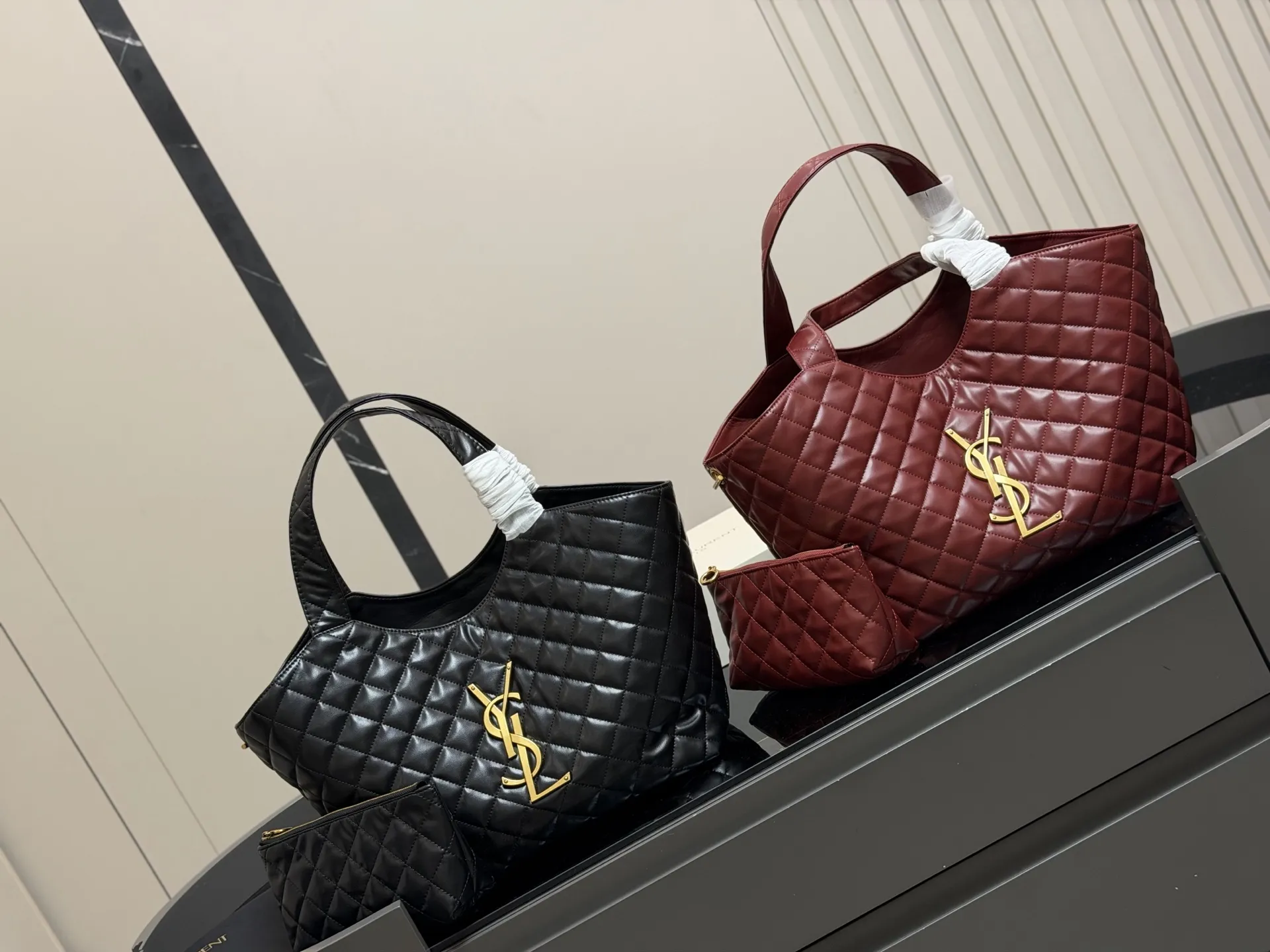 ¥220 折叠盒飞机盒 size:30*28cm 圣罗兰新款购物袋太可了吧 YSLGabv绗缝纹路购物袋 大tote感觉太温柔了吧! ⚠️原版大标