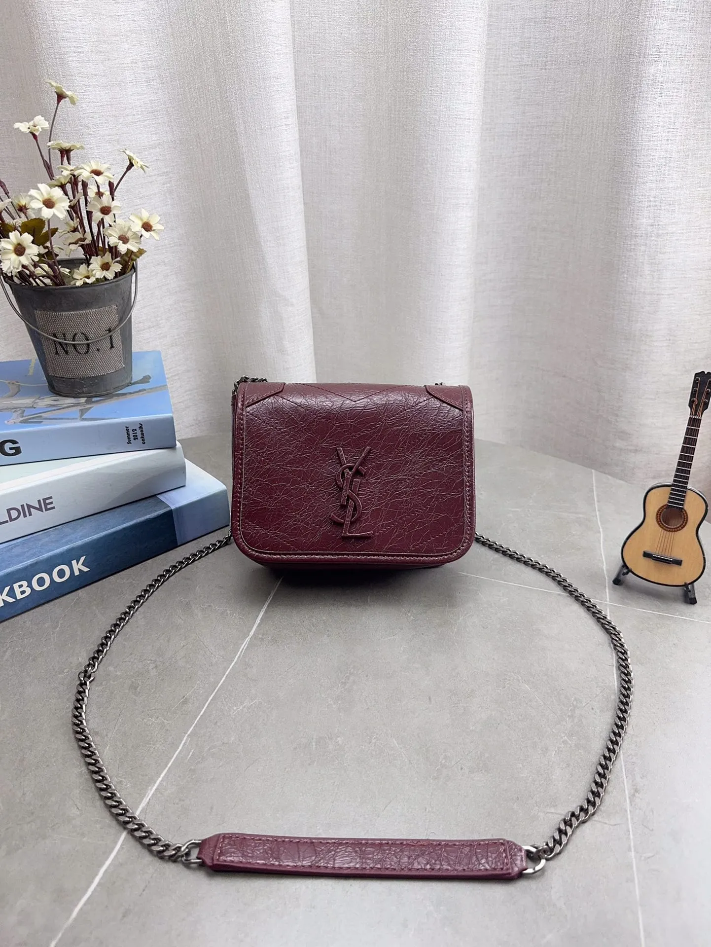 折叠飞机礼盒包装 🎉高品质ysl 圣罗兰 niki 邮差链条包 出去逛一天什么都可以放进去 流浪背法也很好看 黑色真的是跟各种颜色的衣服都很搭 之前一直在Onthego和这个之间犹豫 最后感觉没选错 五星推荐 迷你尺寸:19*14cm p150