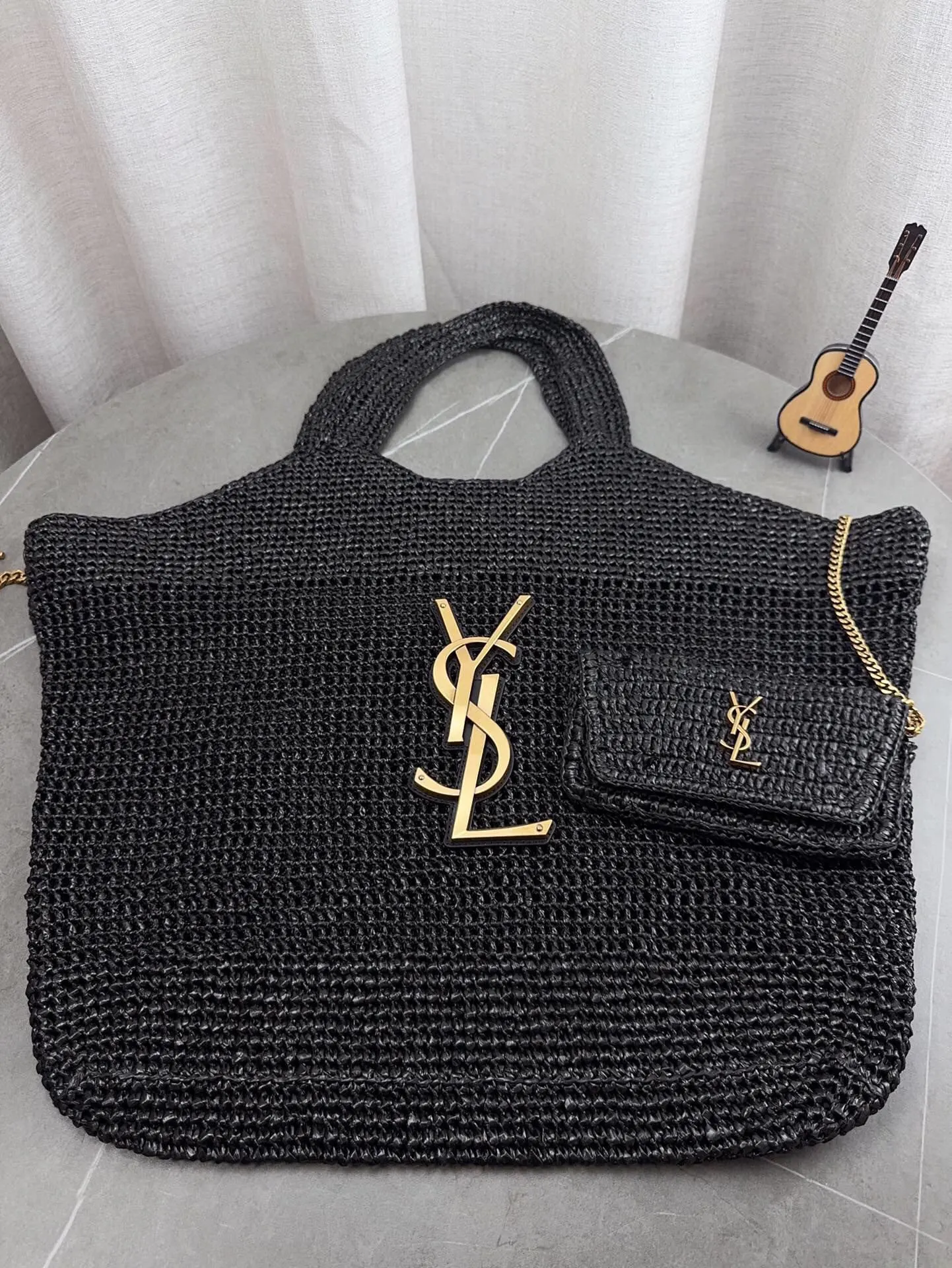 原单品质 YSL圣罗兰拉菲草编织购物袋 夏天背的包包真的太可爱了，背上一整个慵懒风 夏季沙滩腋下包 旅行拍照真的很nice哦 每个小仙女夏季都应有一个草编购物袋菜篮子 包包哦 尺寸40*39cm p295