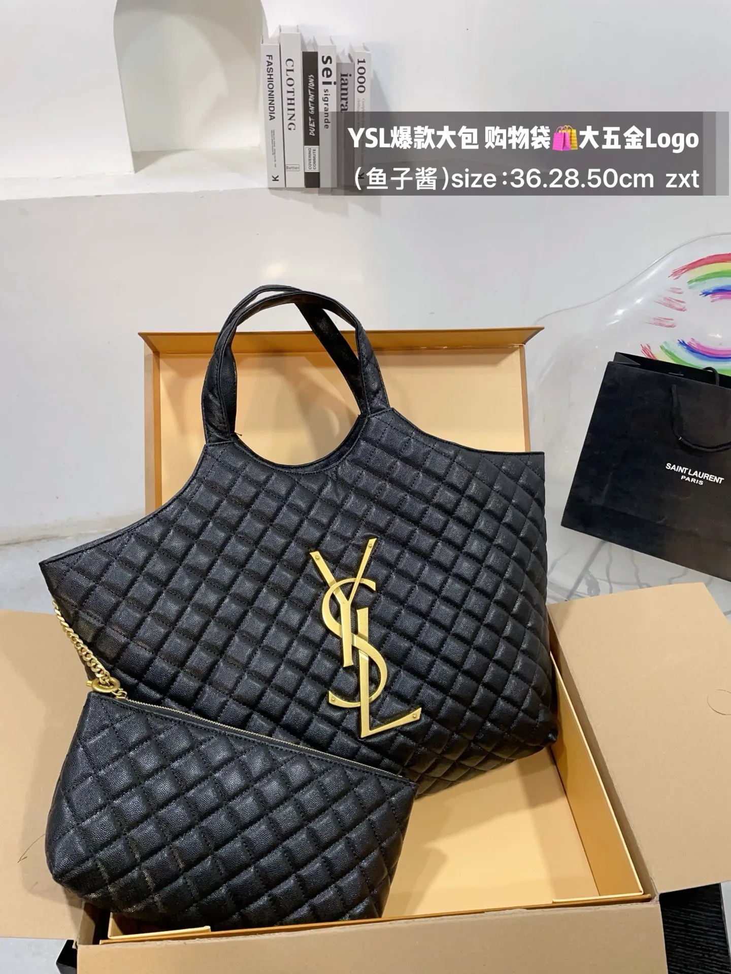 👑💰175无盒 size:底36.28.50cm YSL爆款大包 购物袋🛍️ 大五金Logo终于做到与原版大小一致💪 高级感满满👍圣罗兰 复古菱形格子与 巨大LOGO五金 璀璨而大气☄️ 最重要是一包当2包用、 中间链子往两侧一收 可以变换造型 配有小包一个 (五金全套对版带LOGO)