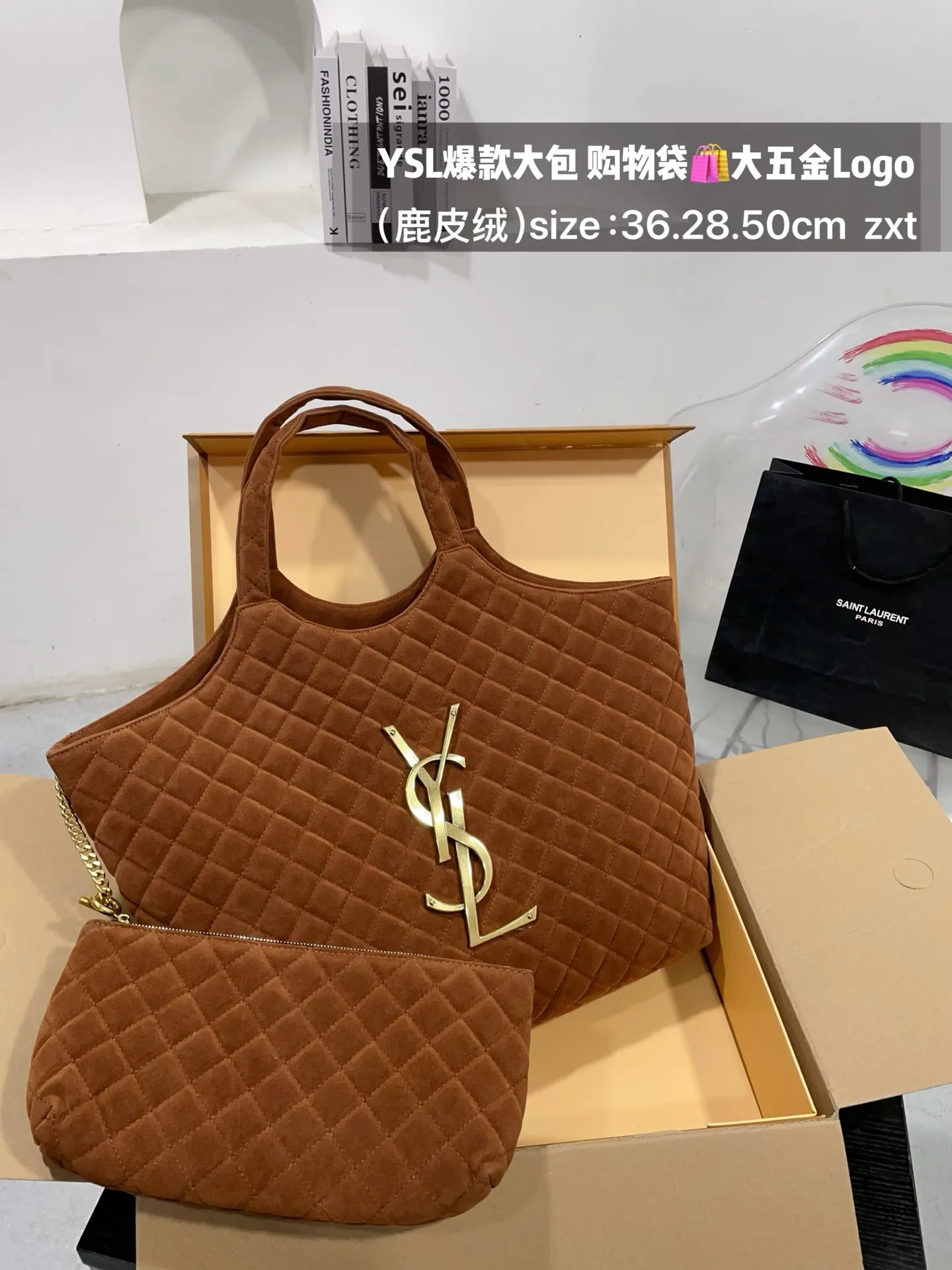 👑💰185无盒 size:底36.28.50cm YSL爆款大包 购物袋🛍️ 大五金Logo终于做到与原版大小一致💪 高级感满满👍圣罗兰 复古菱形格子与 巨大LOGO五金 璀璨而大气☄️ 最重要是一包当2包用、 中间链子往两侧一收 可以变换造型 配有小包一个 (五金全套对版带LOGO)