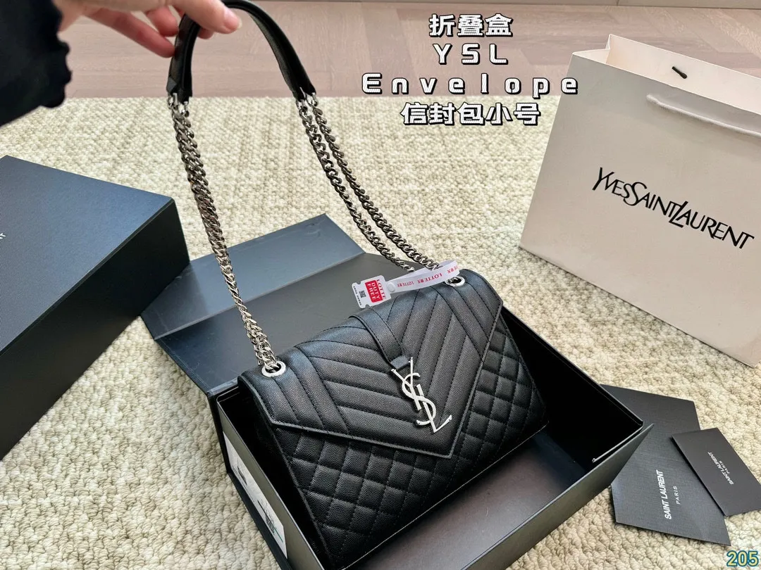 小号¥150折叠盒 圣罗兰YSL Envelope信封包 简约才是百搭公式。 复古又时髦,妥妥的街拍神器。 出街通勤都可。 容量很大,可肩背、斜挎。 搭配很显高级感。 是帅气女孩不可缺少的一款经典存在。 尺寸小号24 17