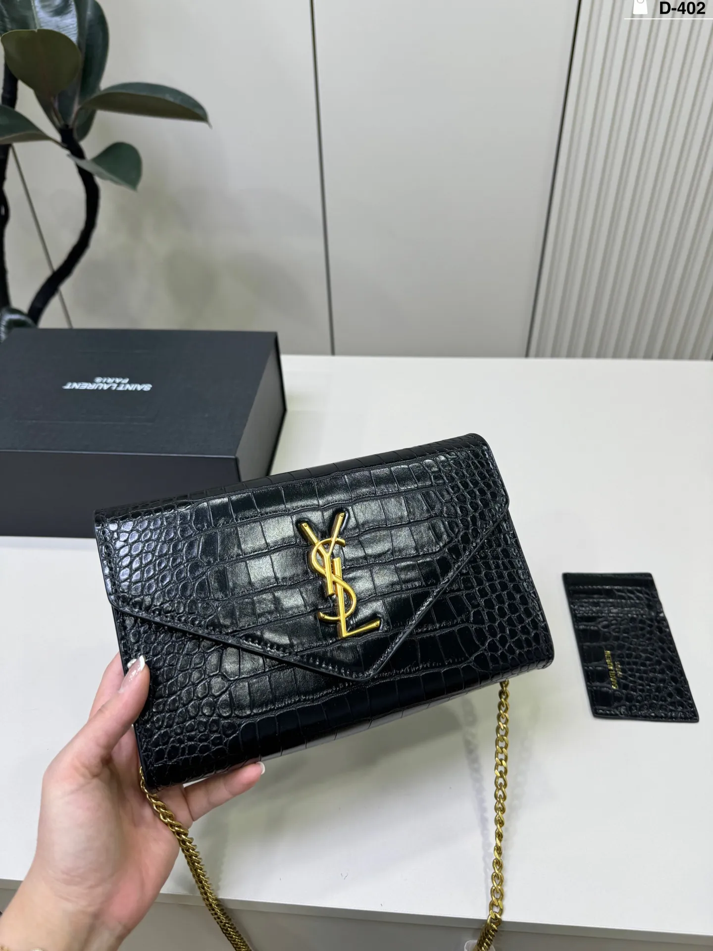 💰p120 D-402尺寸24×14折叠盒 YSL Le Cassandre信封包 日常通勤或正式场合都能轻松驾驭 尺寸适中,实用又时髦,是圣罗兰经典热门款,真的很值得入手!