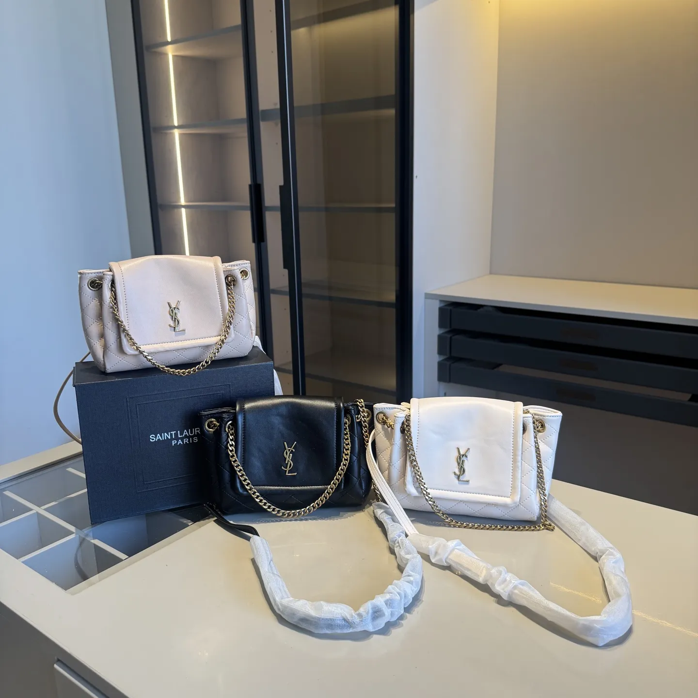 🅿️135✅新品推荐🔜 升级版～高端货🔥YSL圣罗兰爆款Nolita斜挎包～链条包！这款包超！级！火！👍各大明星追捧的爆款～采用原版五金配件！经典logo！顶级做工！面料采用牛皮面料！堪比专柜品质🎁原版折叠礼盒包装（size：18*13*5）