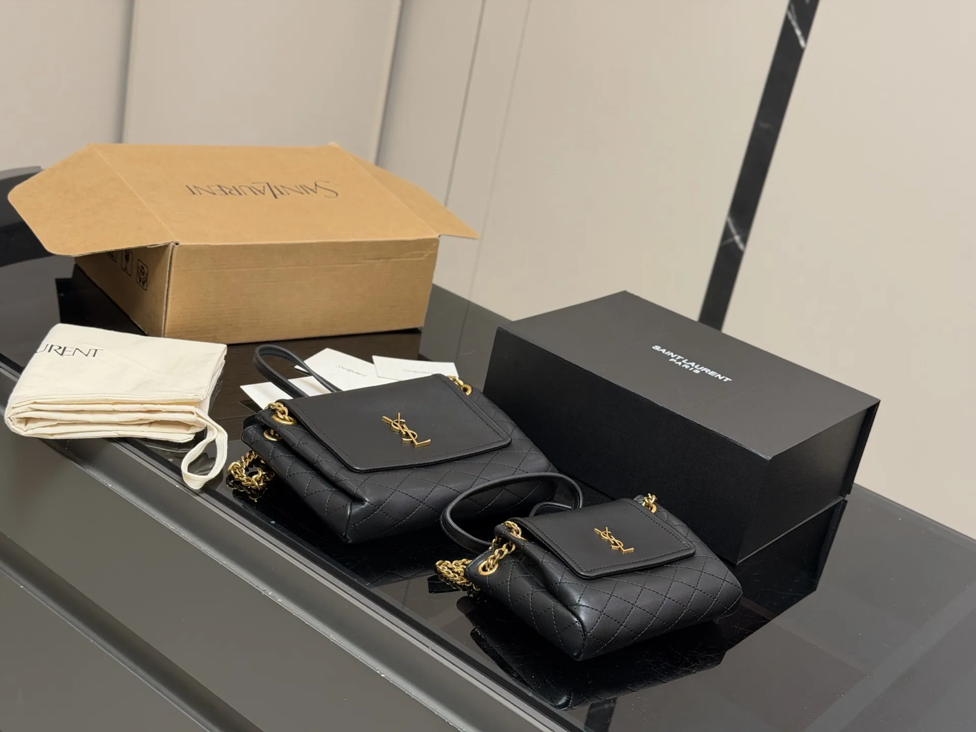 ¥170 ¥180 配折叠盒飞机盒 size:16.13cm 21.16cm 牛皮品质出 ✅ 圣罗兰mini NOLITA手袋 精致、可爱还很能装~ 背他真的是温柔小仙女本仙了 搜索🔍杨树林洛丽塔