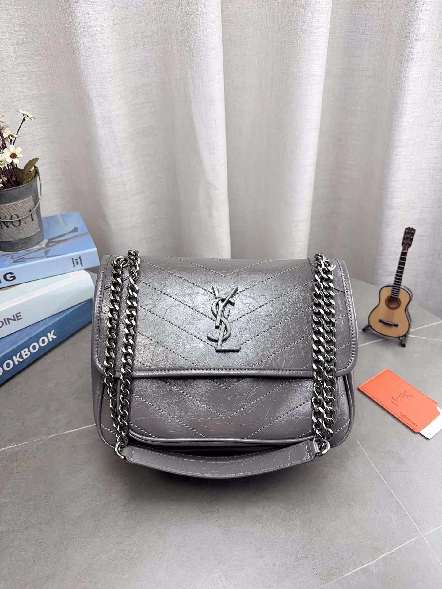 折叠飞机礼盒包装 🎉高品质ysl 圣罗兰 niki 邮差链条包 容量超大 出去逛一天什么都可以放进去 流浪背法也很好看 麂皮真的是跟各种颜色的衣服都很搭 之前一直在Onthego和这个之间犹豫 最后感觉没选错 五星推荐 尺寸27*21cm 型号633158 p200