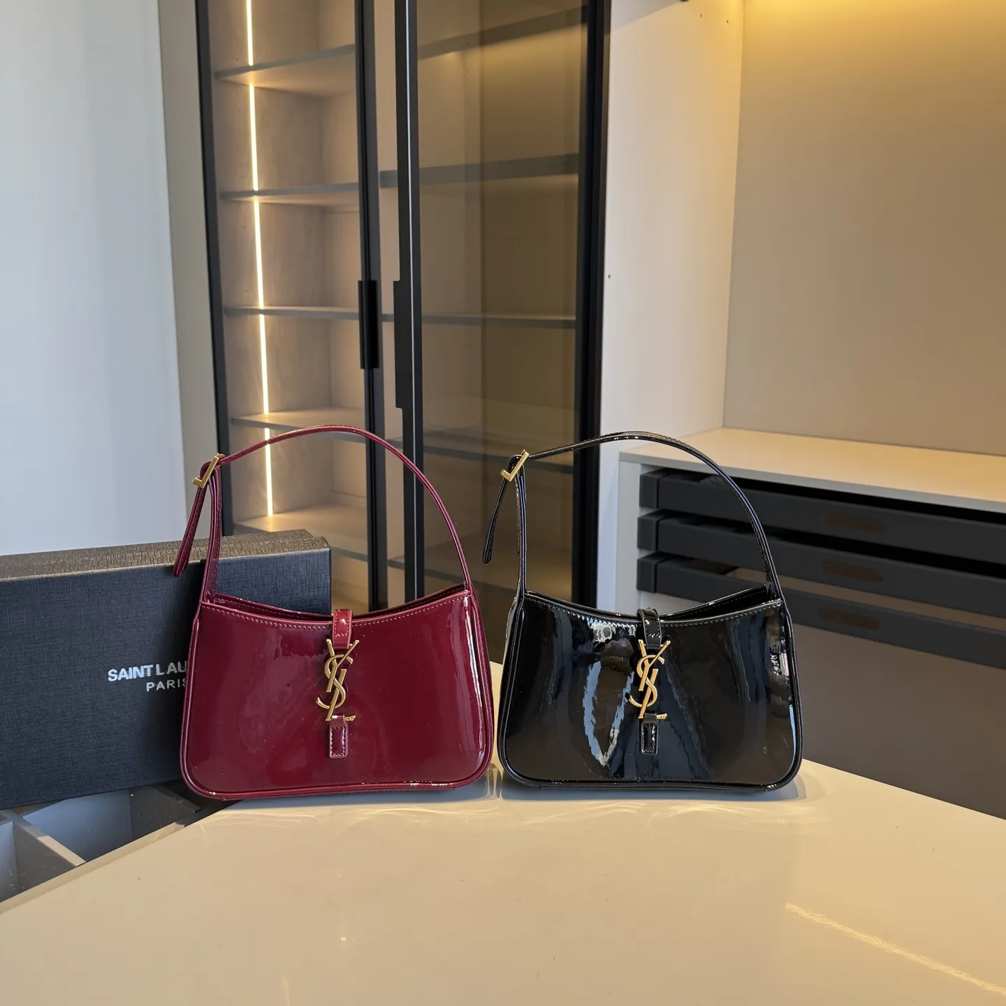 🅿️135✅新品推荐🔜 升级版🔥YSL圣罗兰专柜爆款hobo腋下包!漆皮系列!明星同款!到哪都是回头率👍专柜同款哦!品质堪比正品!进口牛皮面料🐂外出轻便实用!原版顶级五金!🎁原版礼盒包装(size:24*15*6)