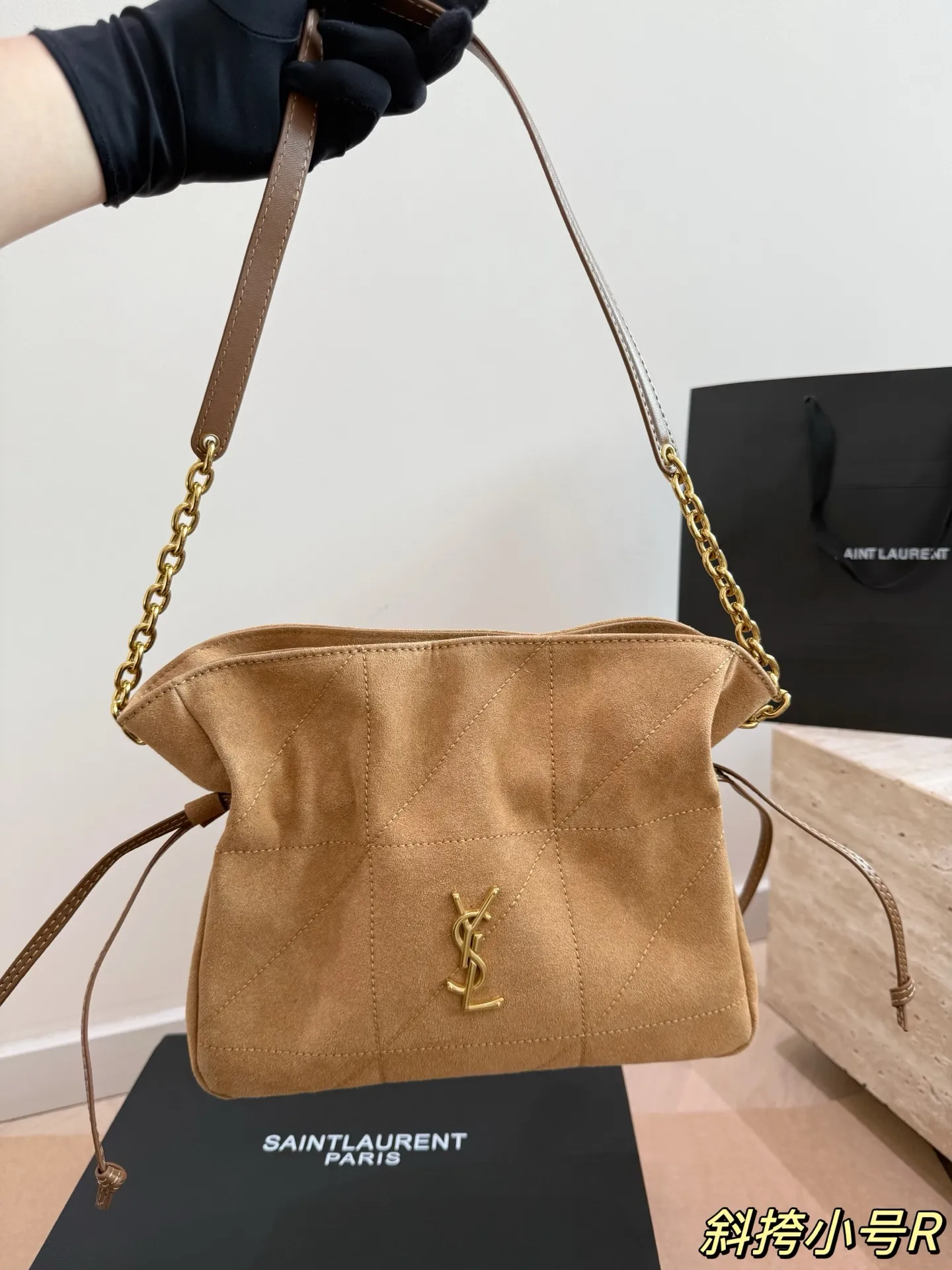 P170 配礼盒🎁 圣罗兰YSLJamie小福袋 麂皮 背起来真的太有feel。 圣罗兰 最低调， 简洁大气啦！ 尺寸24.19cm