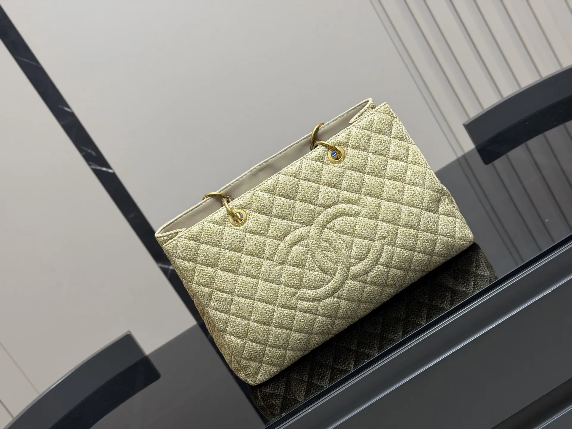 ¥180 香奈儿GST 一包难求系列 通过各种渠道购入正品开发复刻 原厂小牛皮压荔枝纹颗粒 专柜同步纯钢制五金 容量极大 各种场合均适用 版型超赞👍 出门必备尺寸:38.24cm