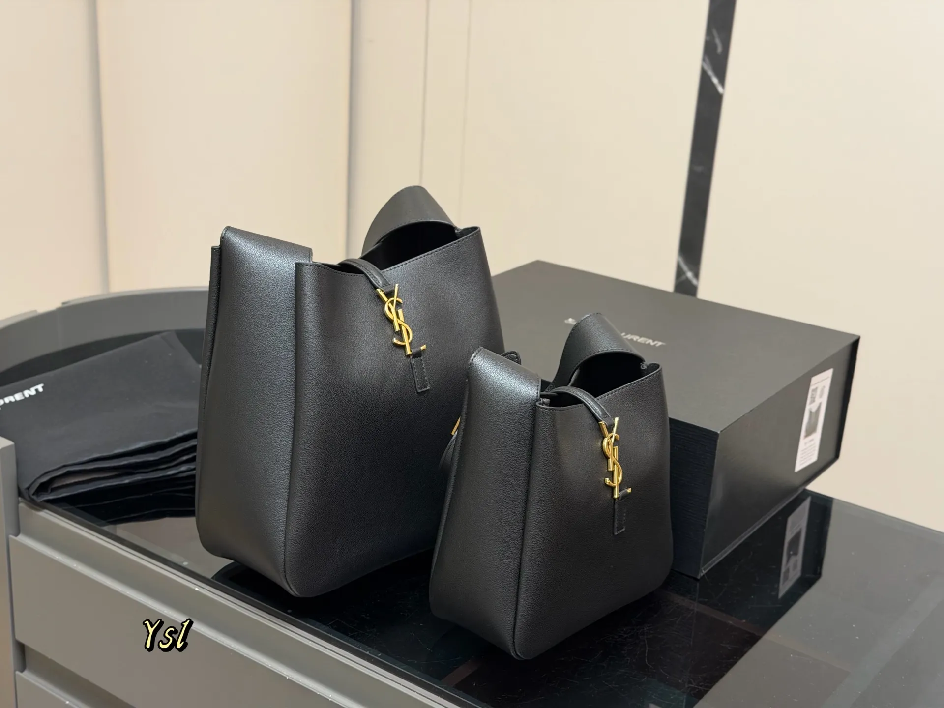 ¥190 ¥170 配包装 圣罗兰 hobo腋下水桶包 YSL 没有繁杂的设计 简简单单的将 YSLlogo字眼变成包扣 皮质柔软一点都不土气 而且超级能装! 包内做了分层设计,东西不会被装的乱糟糟 无论是休闲复古还是甜美飒姐都能hold住!!职场通勤、日常旅游,一年四季都超可!拍照也超有氛围感的尺寸:28.29cm 22.21cm