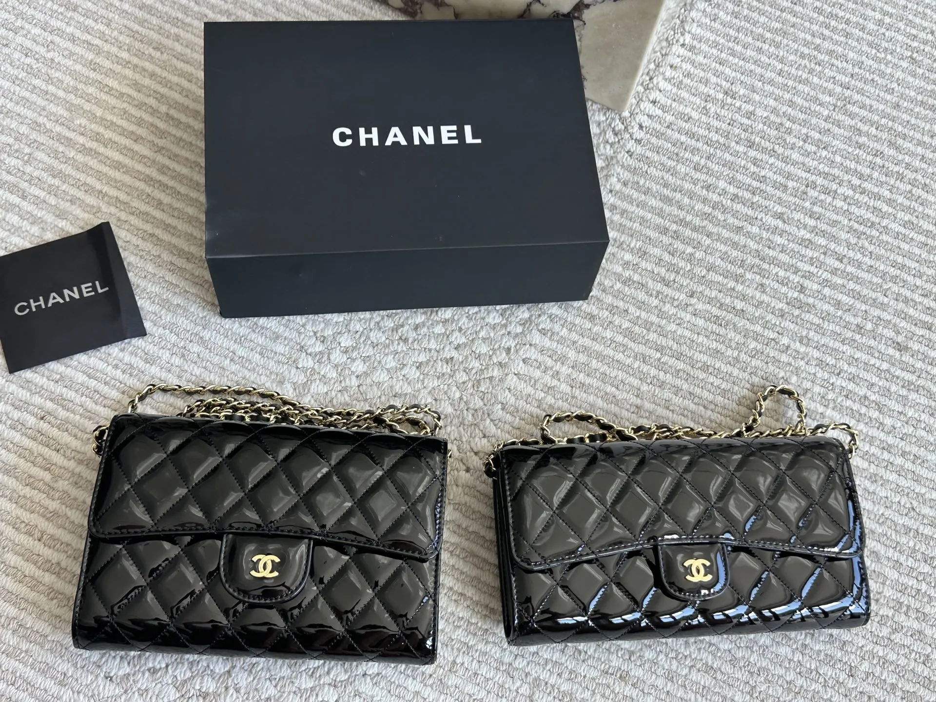 漆皮woc 💰 140 CHANEL 香奈儿发财 一款随身小包推荐给大家!香奈儿woc新款发财包 可斜挎单肩 链条可收入包内作为手包使用💪 上身后超显大气, 别看小小的 这个很能装哦 包内有卡位 拉链位 零钱位 小巧实用 人手必备 上身效果超好 尺寸20 13cm /22 12cm配折叠礼盒