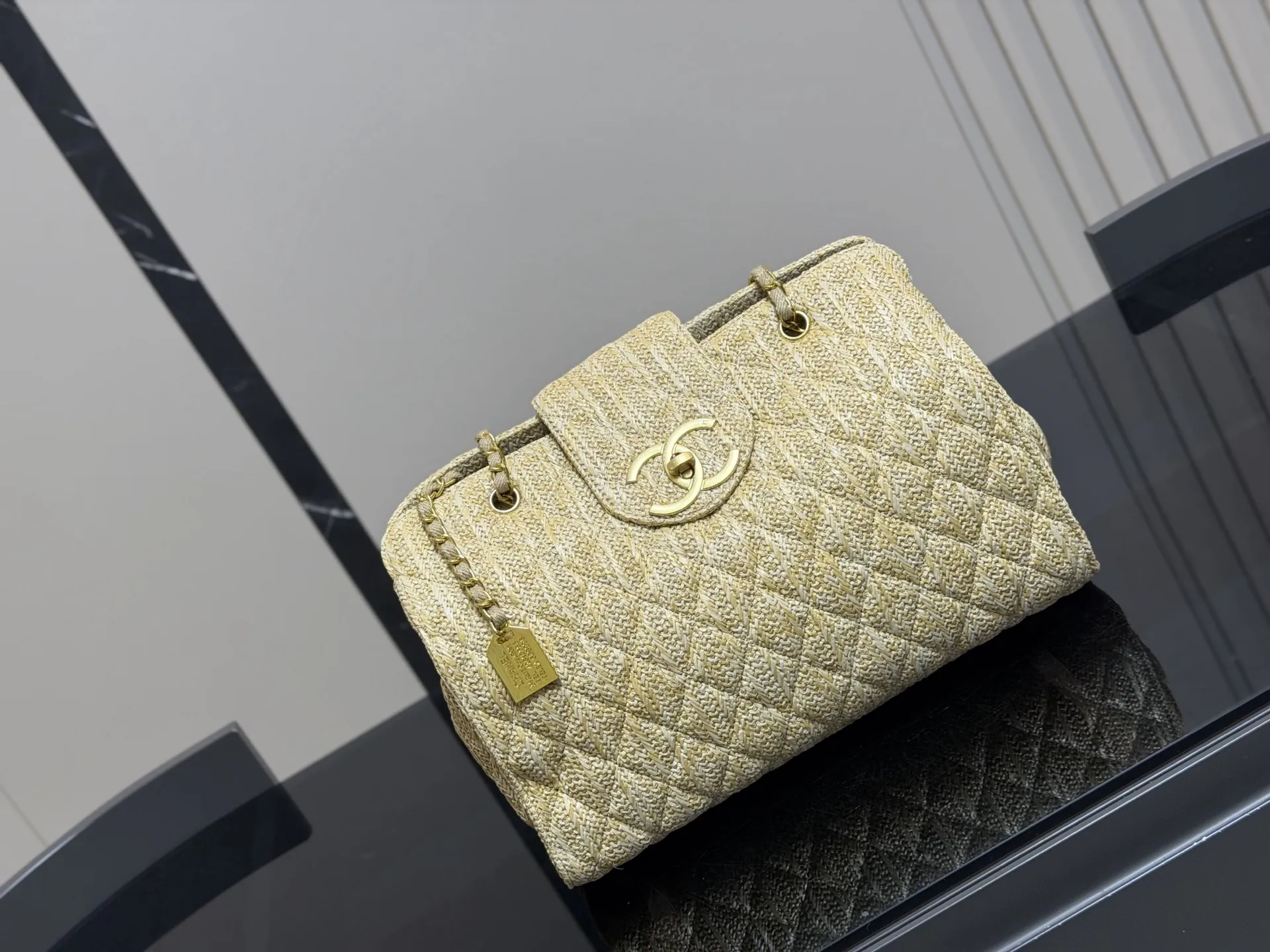 ¥180 香奈儿CHANEL 链条托特包 复古优雅 香奈儿CHANEL 链条托特包 复古优雅 满满的高级感 大小适中 容量感人 休闲正装皆可轻松驾驭 尺寸:36.26cm