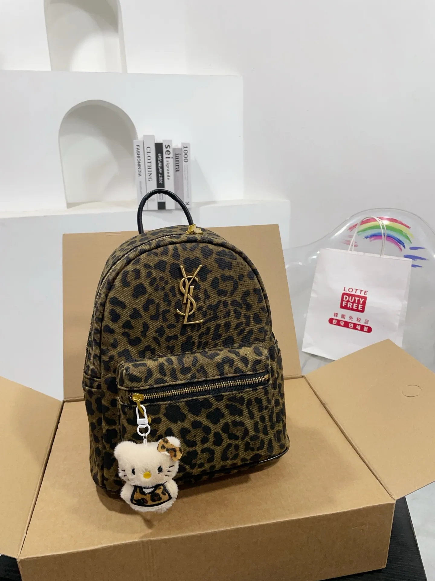 💰P150赠送挂件 圣罗兰双肩包 简单百搭 颜值高 日常出街首选 潮酷时尚女孩必入款 尺寸:26 31